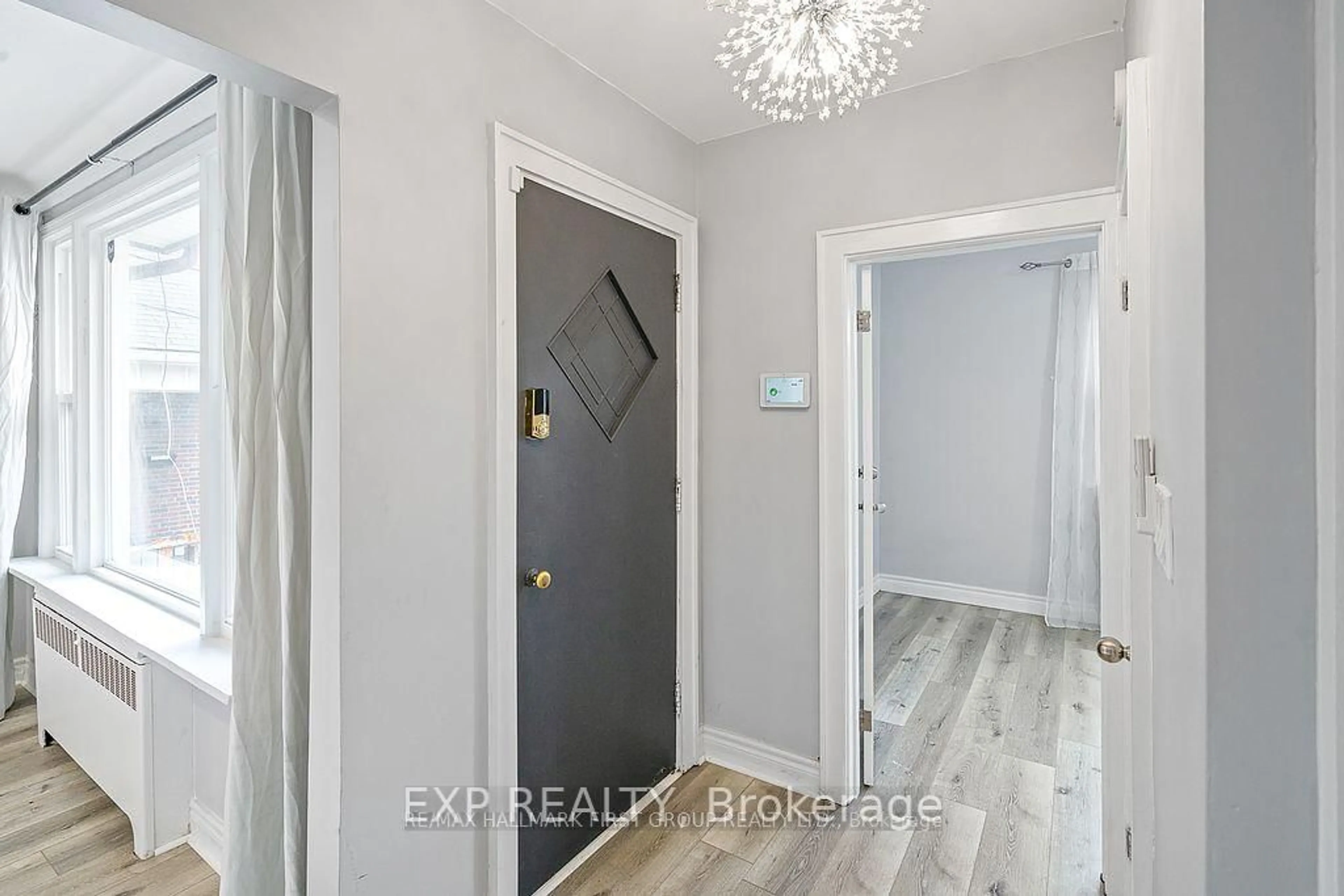 Indoor entryway for 28 Gale Cres, St. Catharines Ontario L2R 3K9
