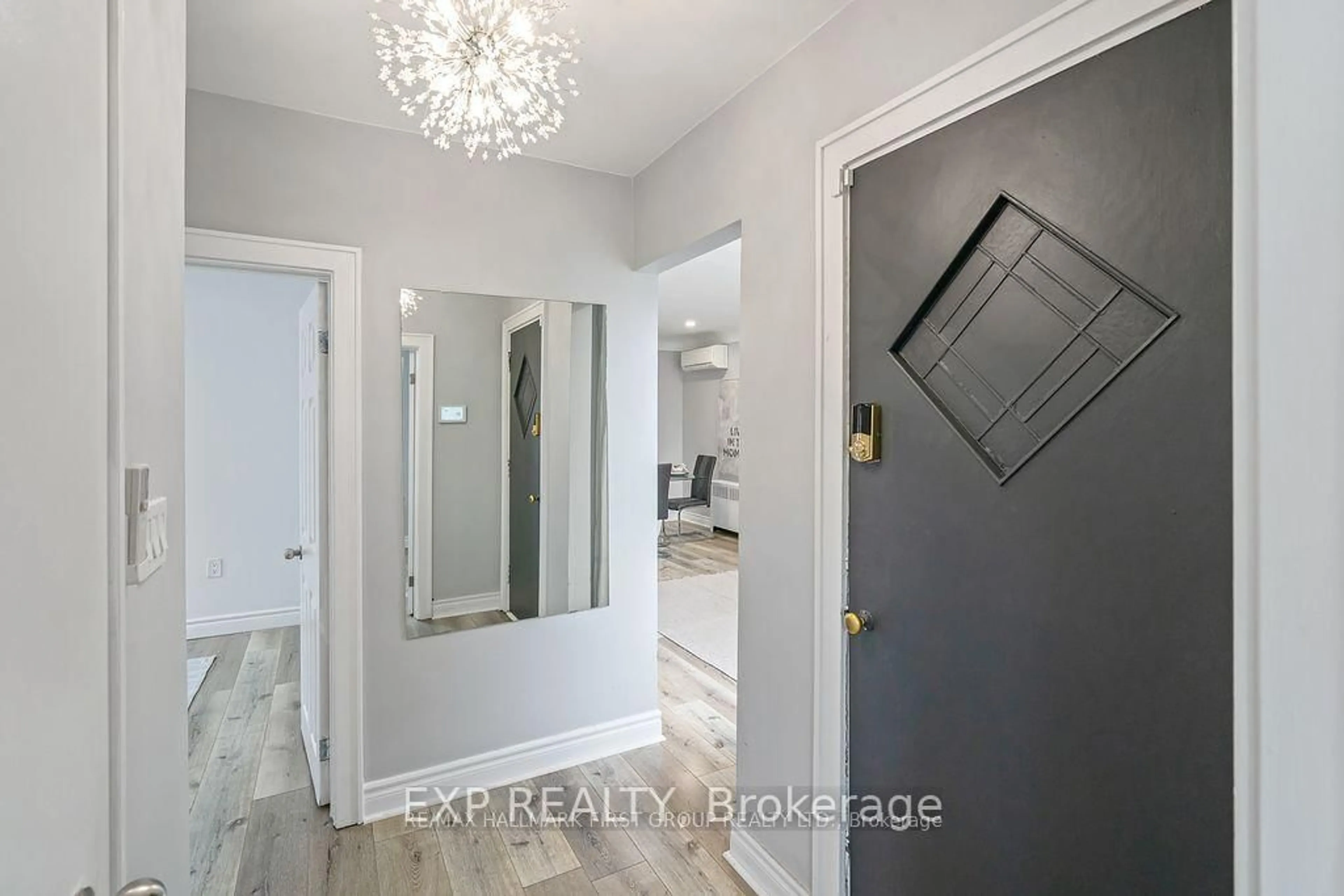 Indoor entryway for 28 Gale Cres, St. Catharines Ontario L2R 3K9