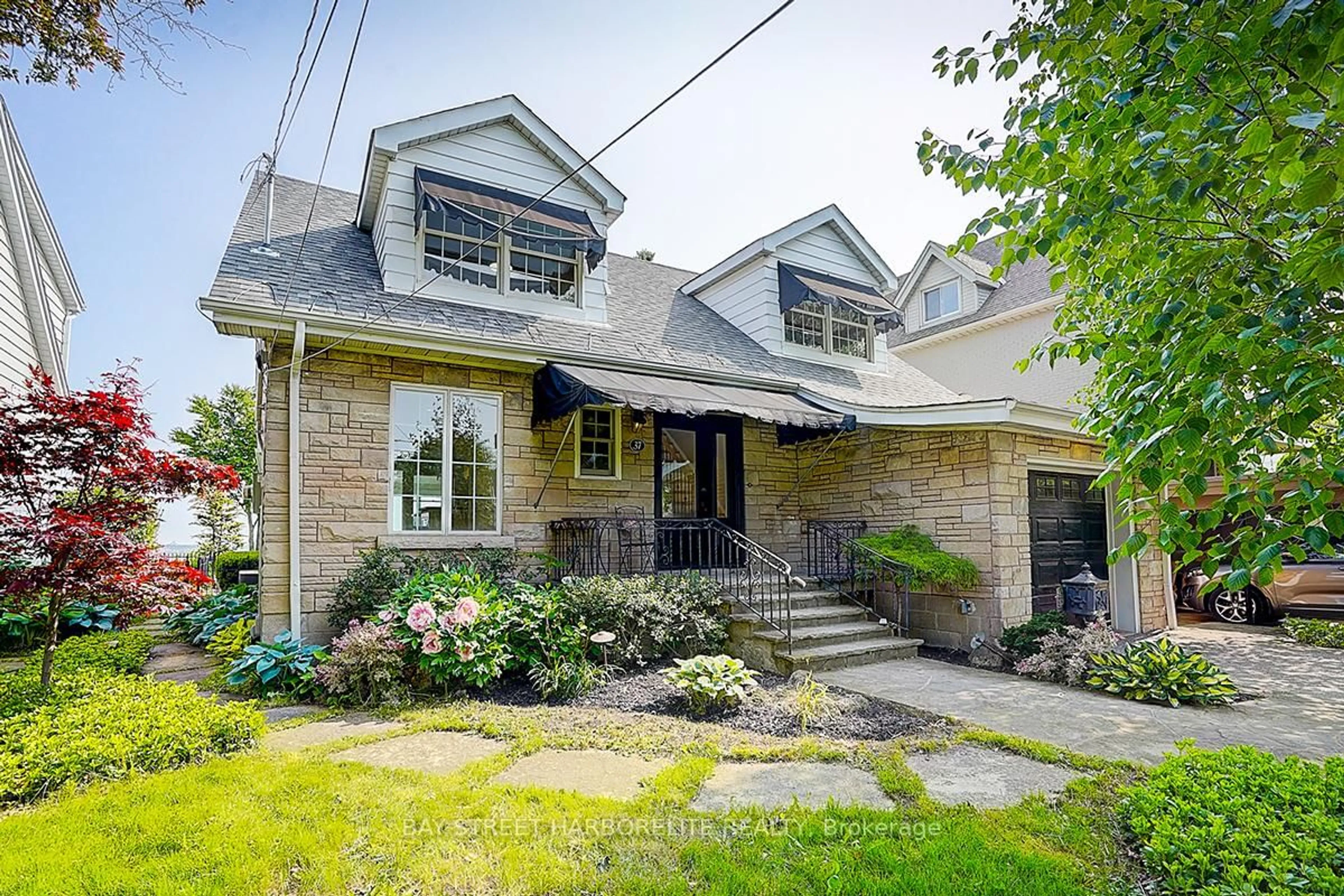 Home with brick exterior material, street for 37 Mountain Park Ave, Hamilton Ontario L9A 1A1
