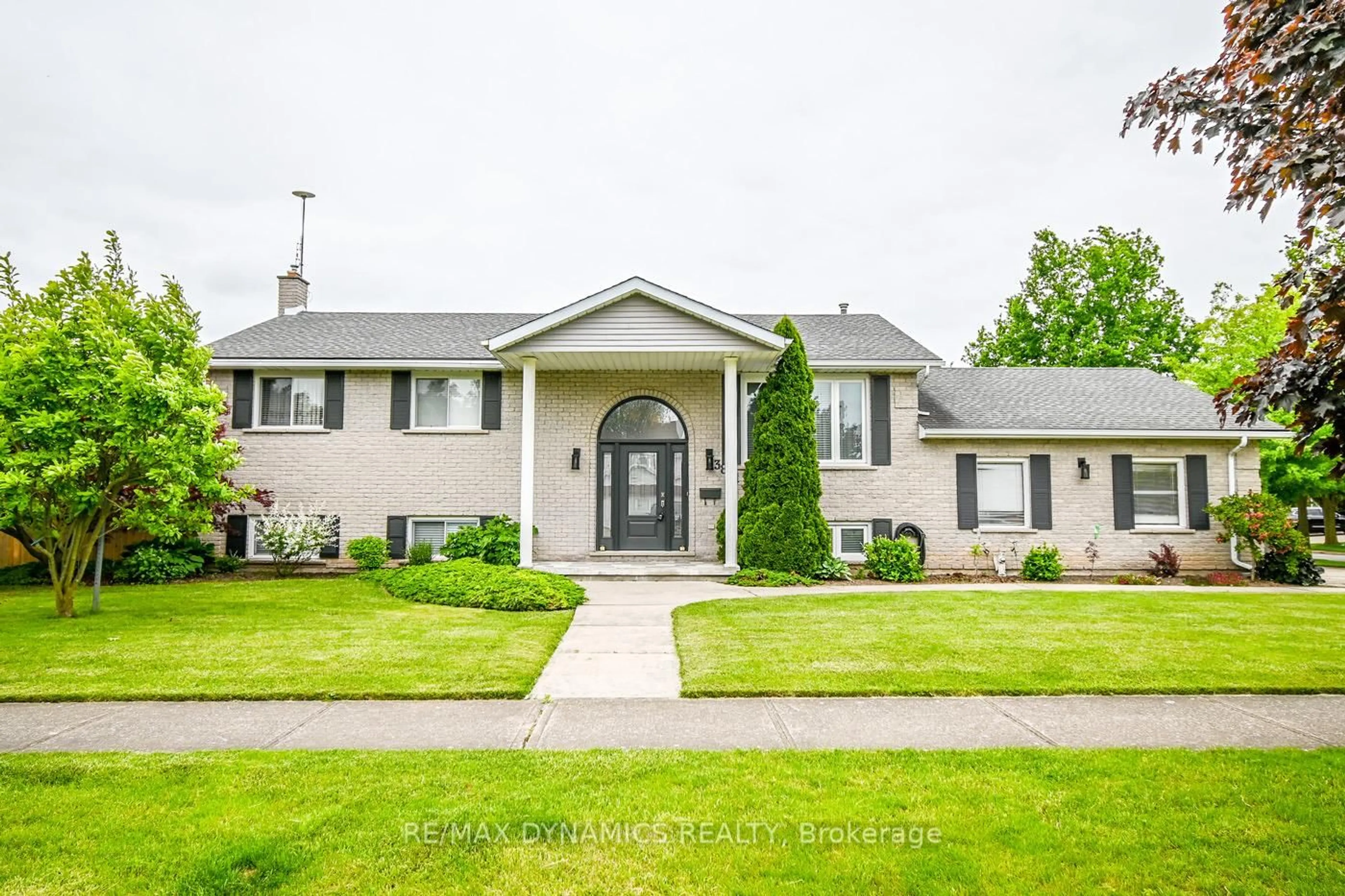 Home with vinyl exterior material, street for 3831 Cardinal Dr, Niagara Falls Ontario L2H 2W2