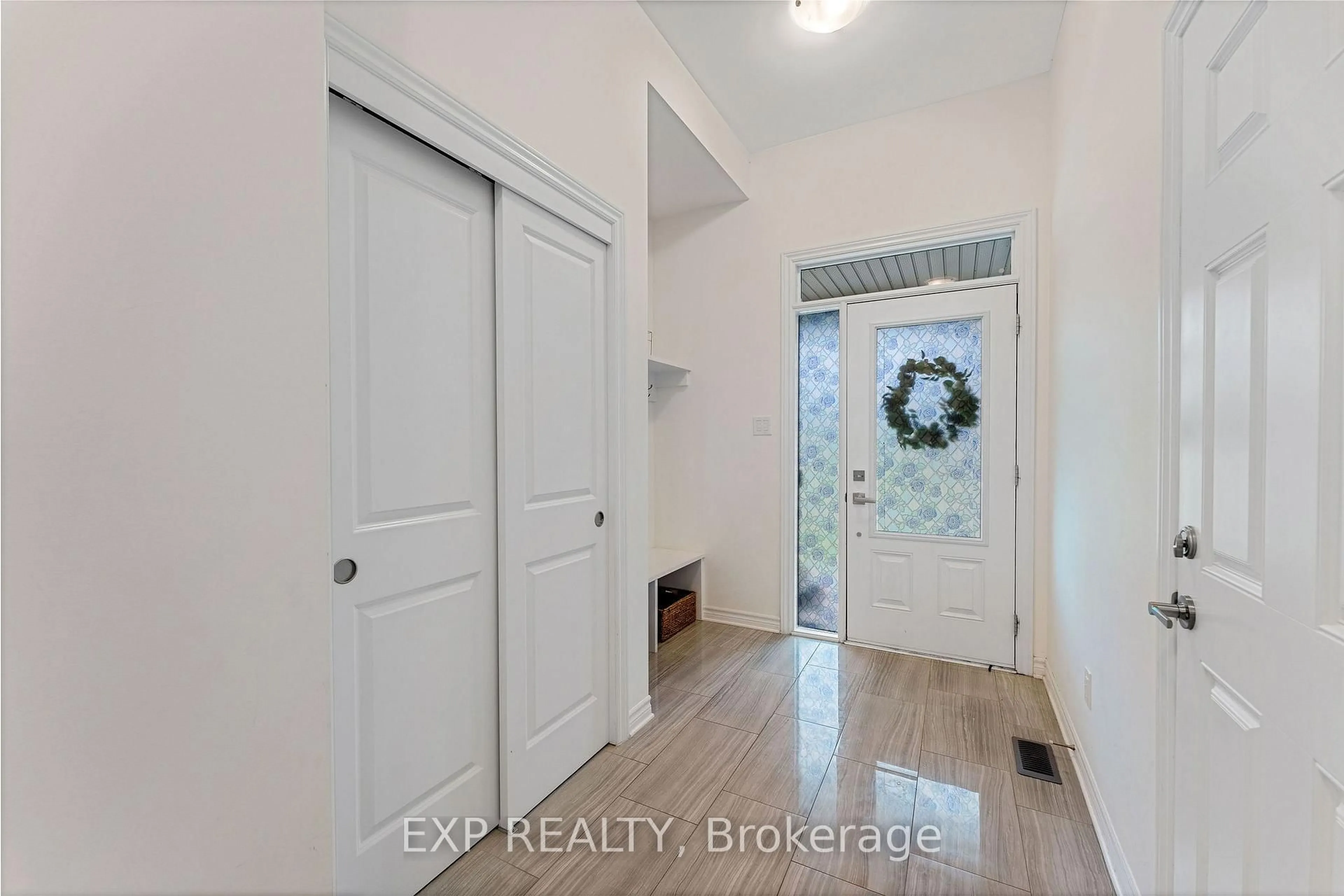 Indoor entryway for 501 Enclave Lane, Clarence-Rockland Ontario K4K 0M8