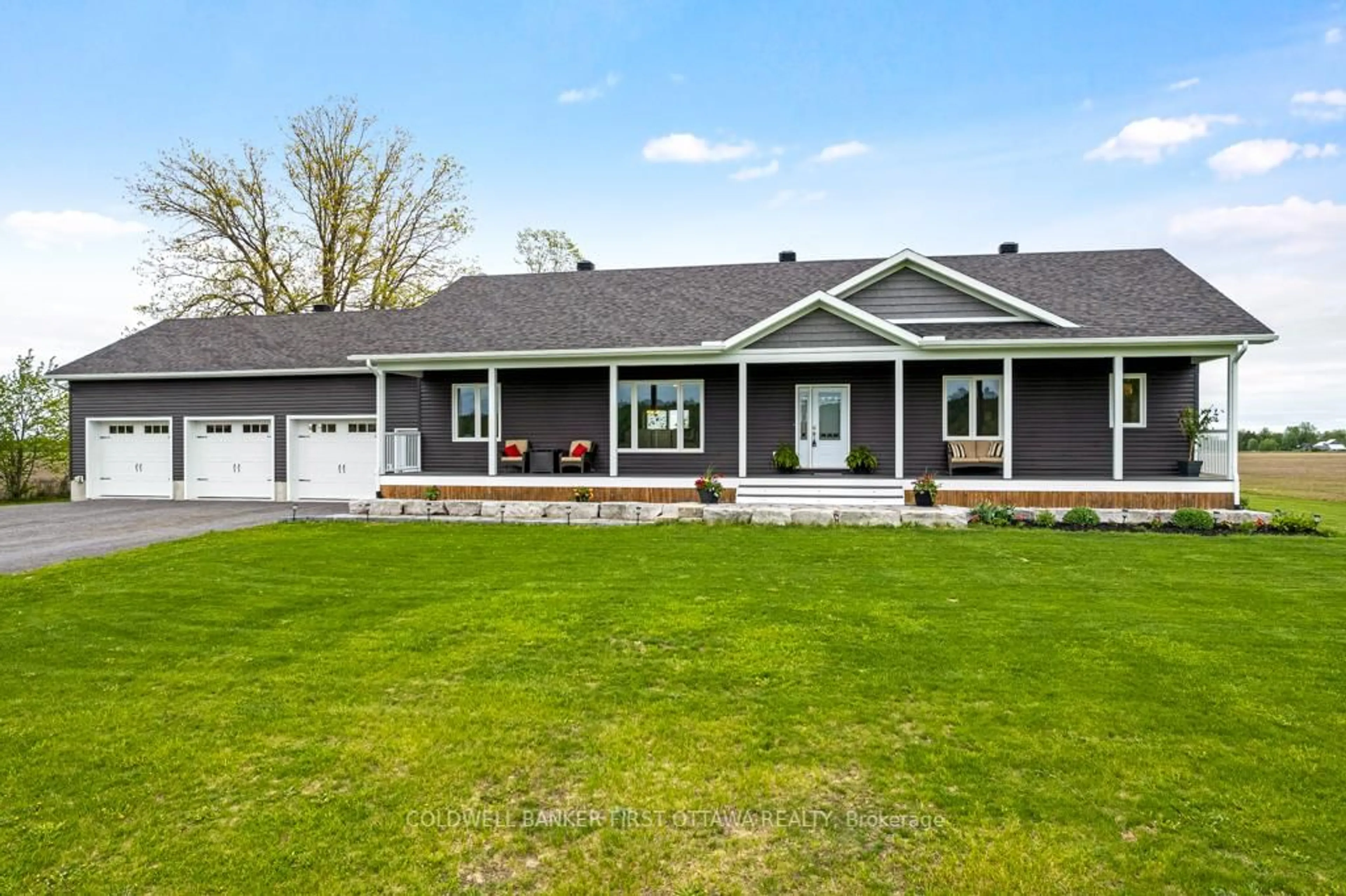 Home with vinyl exterior material, unknown for 800 Waba Rd, Pakenham Ontario K0A 2X0