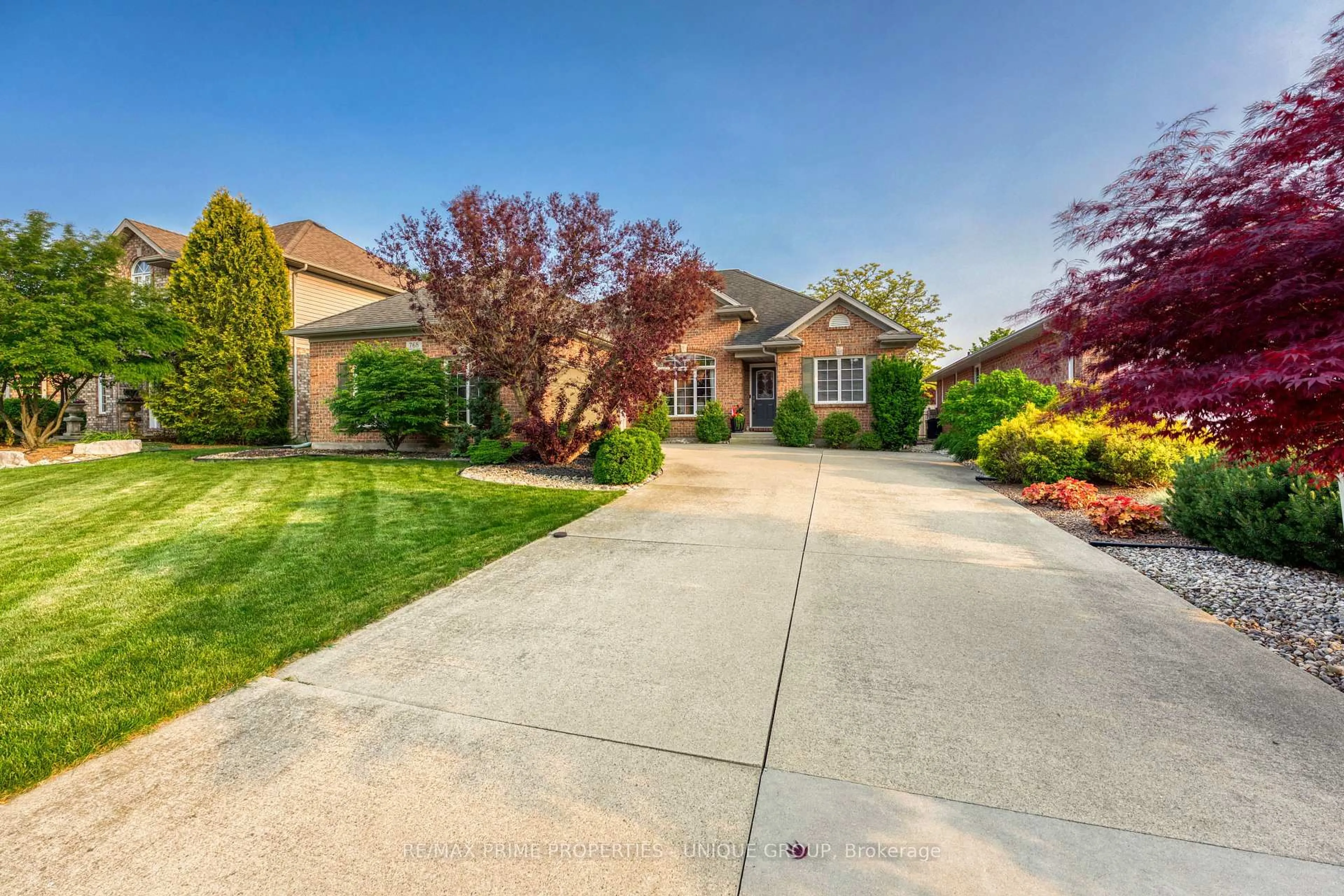 A pic from outside/outdoor area/front of a property/back of a property/a pic from drone, street for 768 Lambton Crt, Sarnia Ontario N7S 6B6