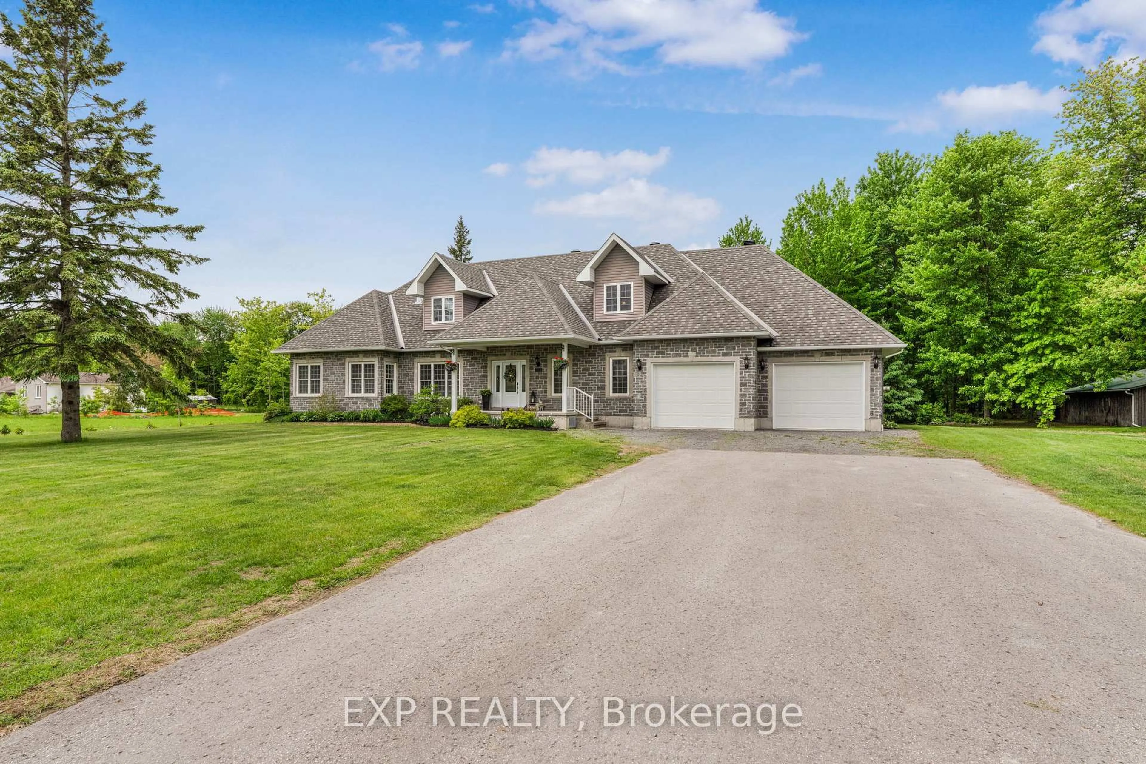 A pic from outside/outdoor area/front of a property/back of a property/a pic from drone, street for 3057 HENRIE Rd, Clarence-Rockland Ontario K0A 3N0