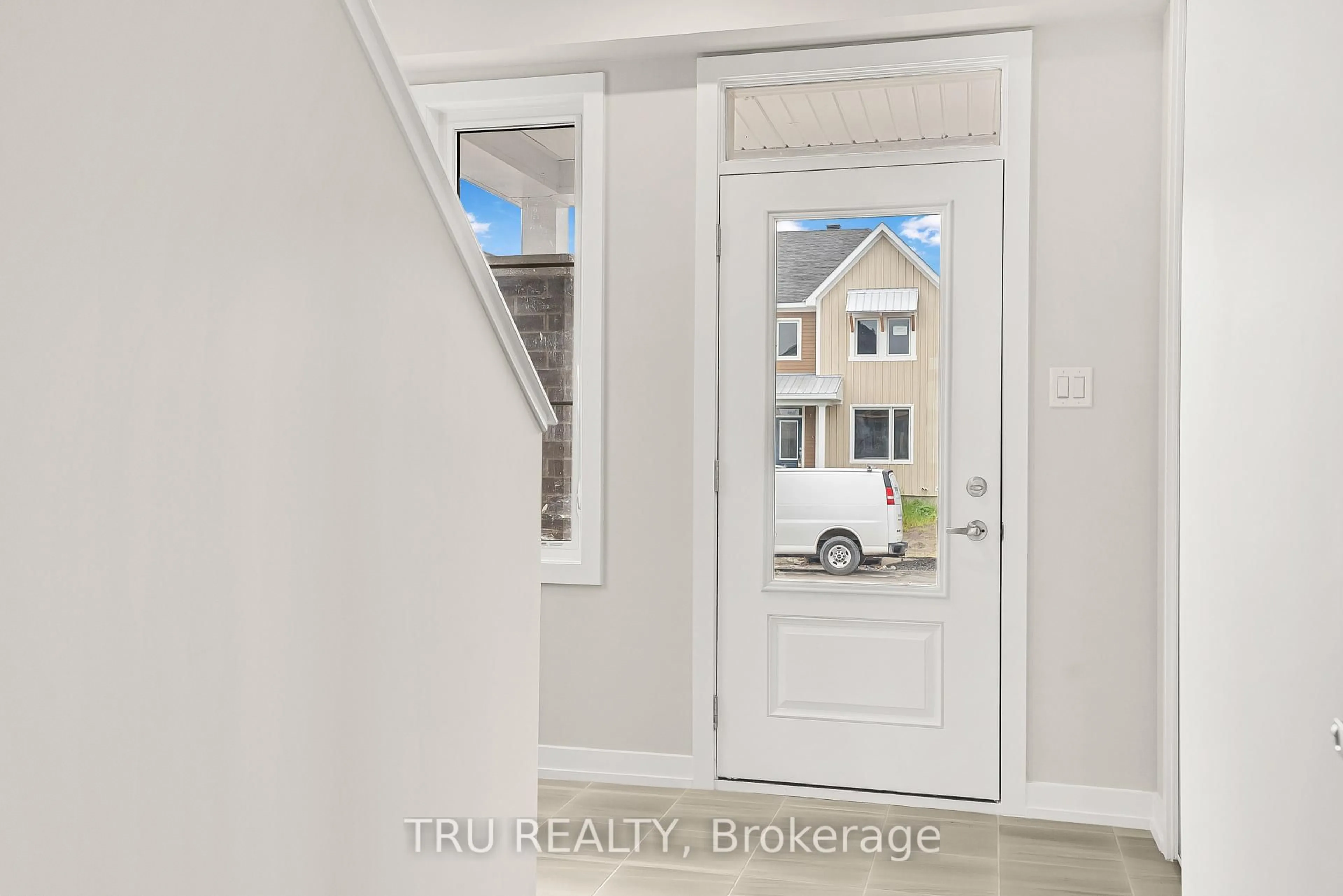 Indoor entryway for 517 Oldenburg Ave, Richmond Ontario K0A 2Z0