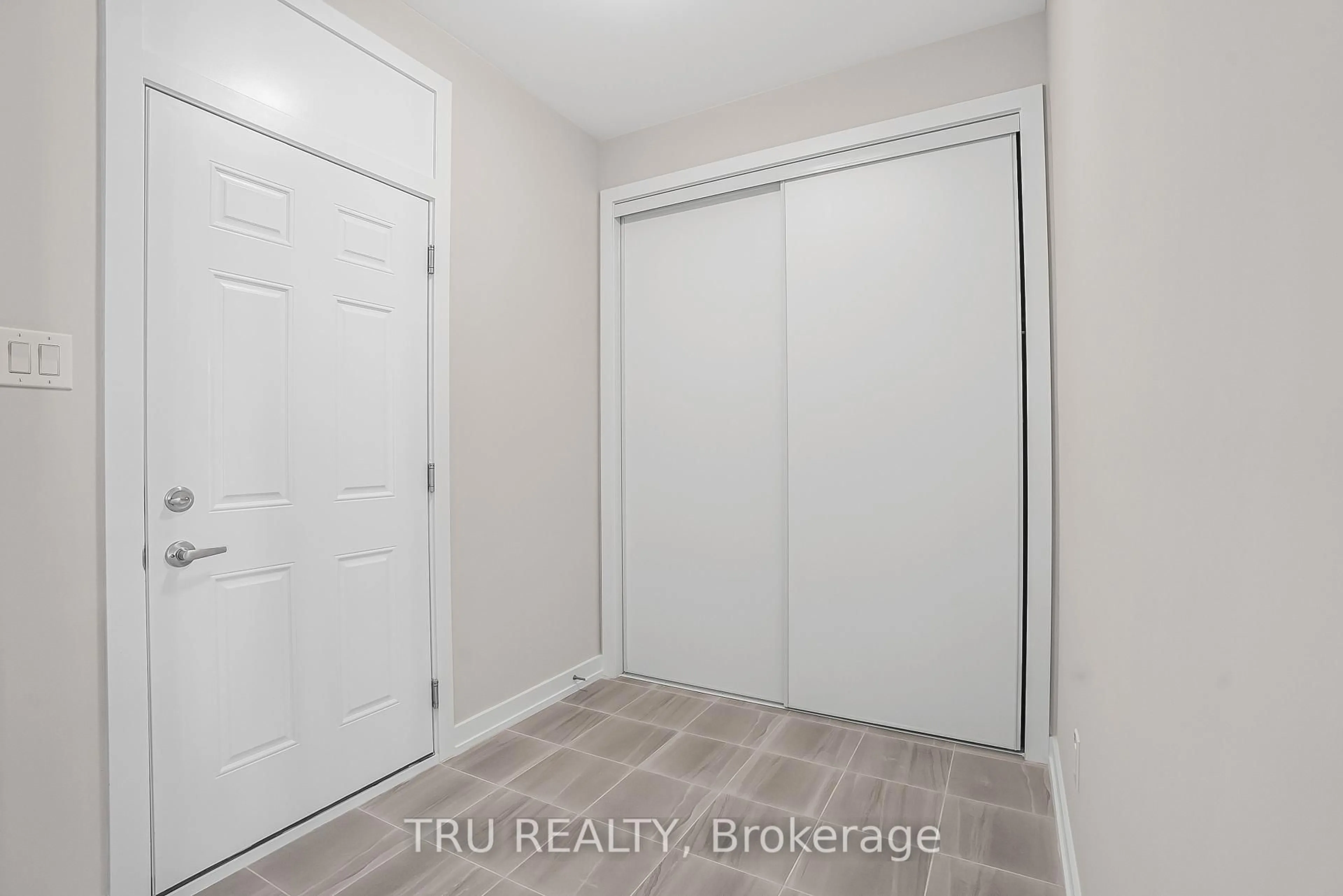 Indoor entryway for 517 Oldenburg Ave, Richmond Ontario K0A 2Z0