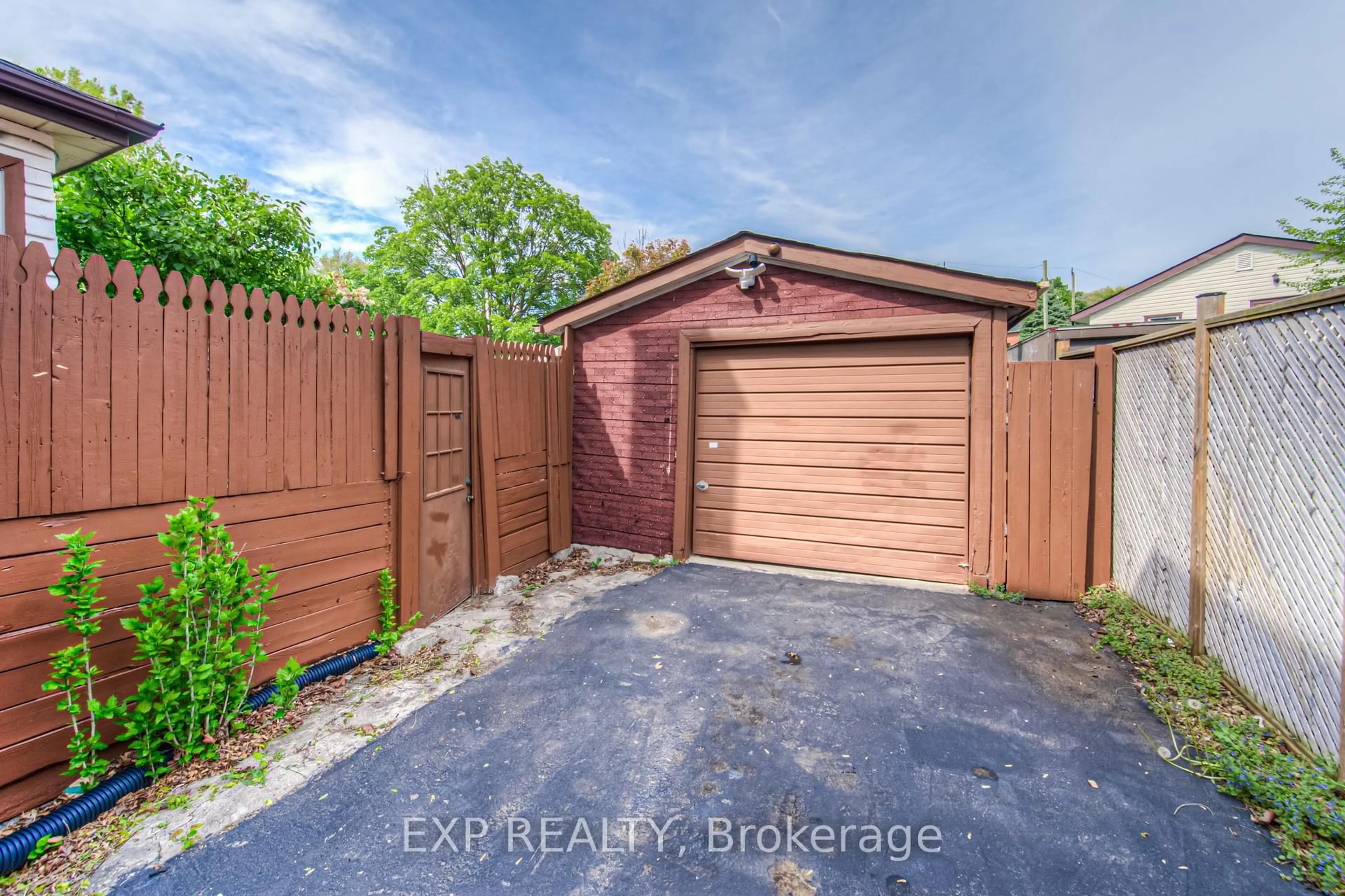 A pic from outside/outdoor area/front of a property/back of a property/a pic from drone, street for 805 William St, Cambridge Ontario N3H 3X2