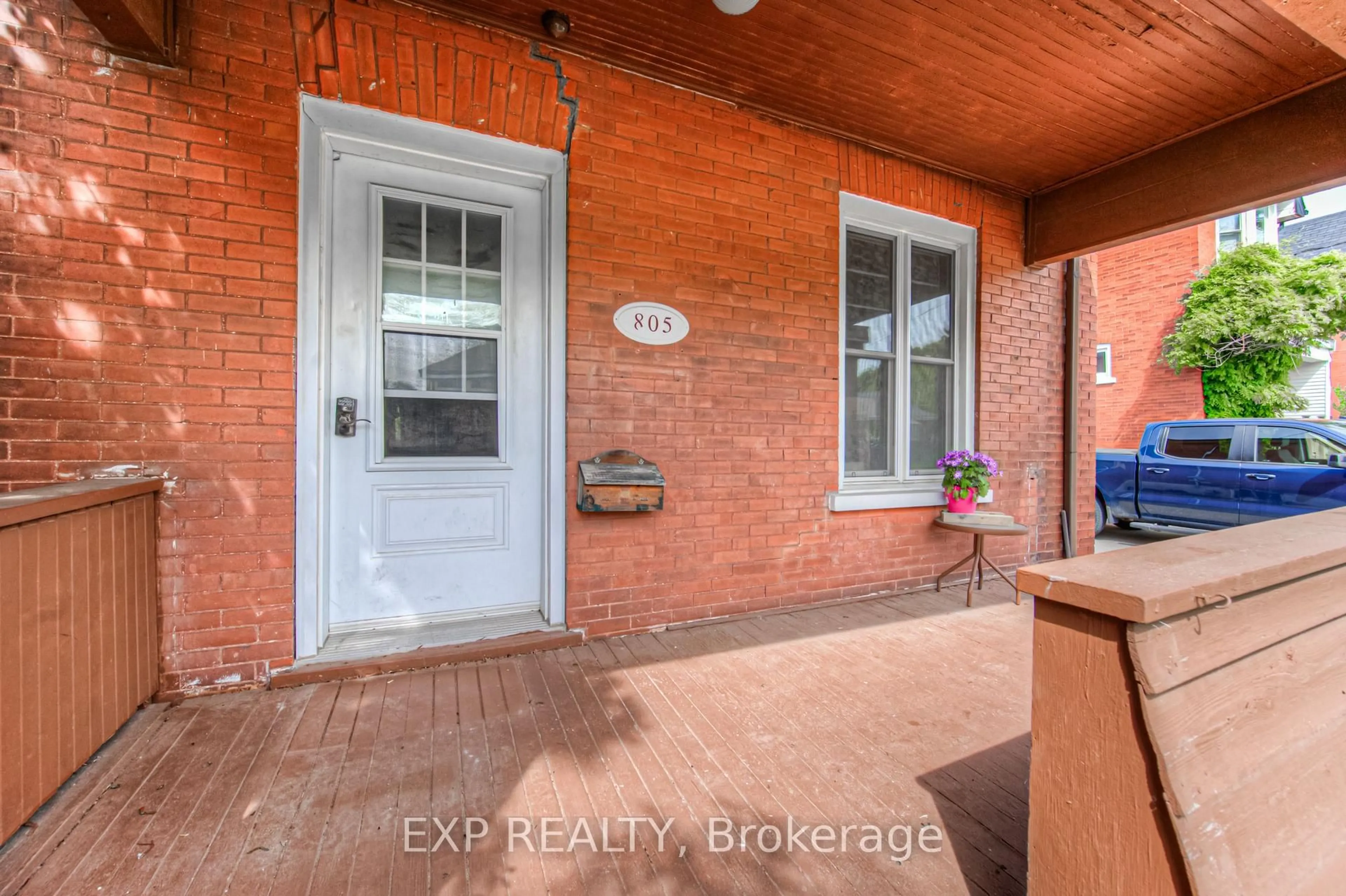 Indoor entryway for 805 William St, Cambridge Ontario N3H 3X2