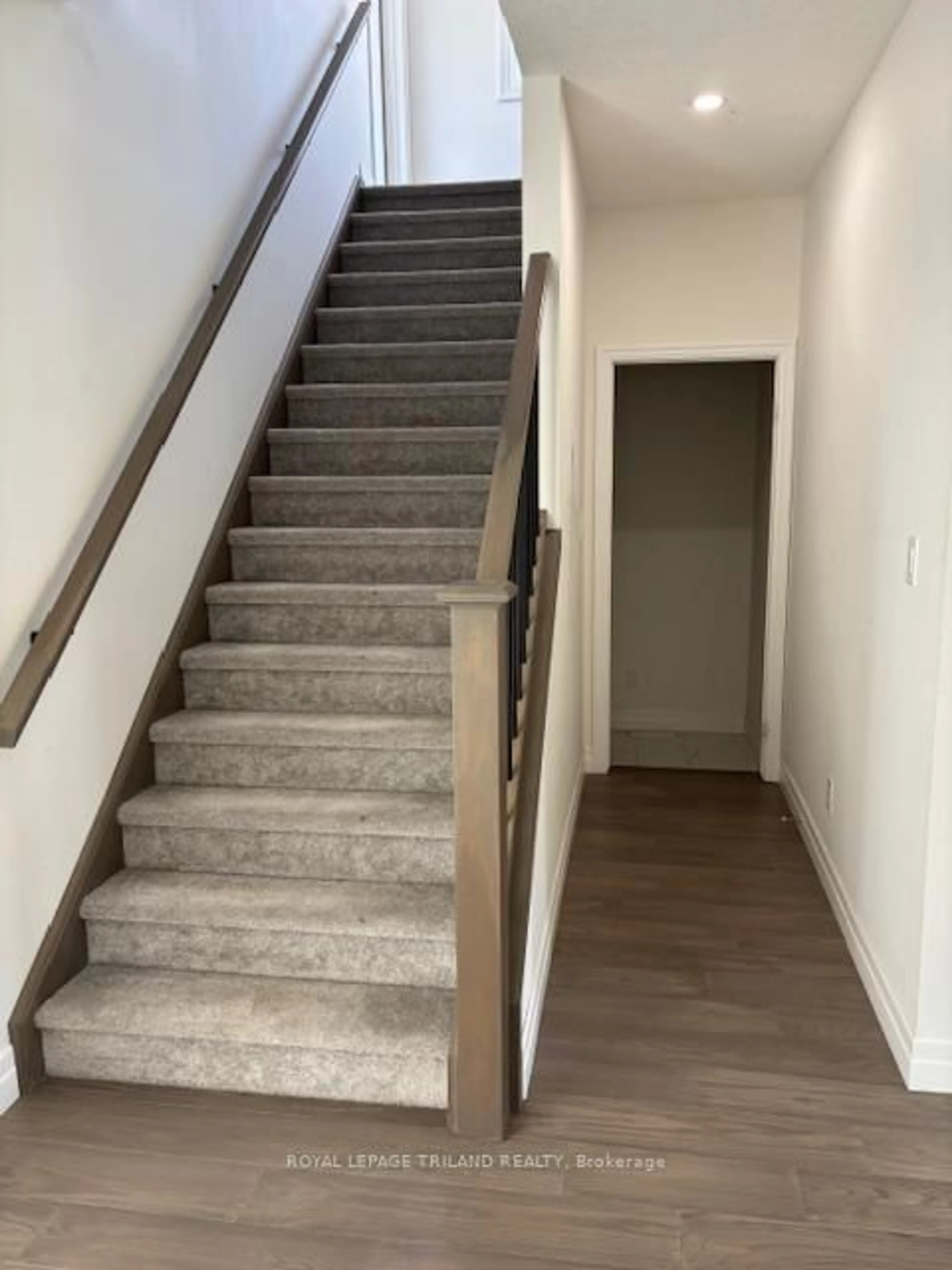 Stairs for 90 Knott Dr, London South Ontario N0L 0G5