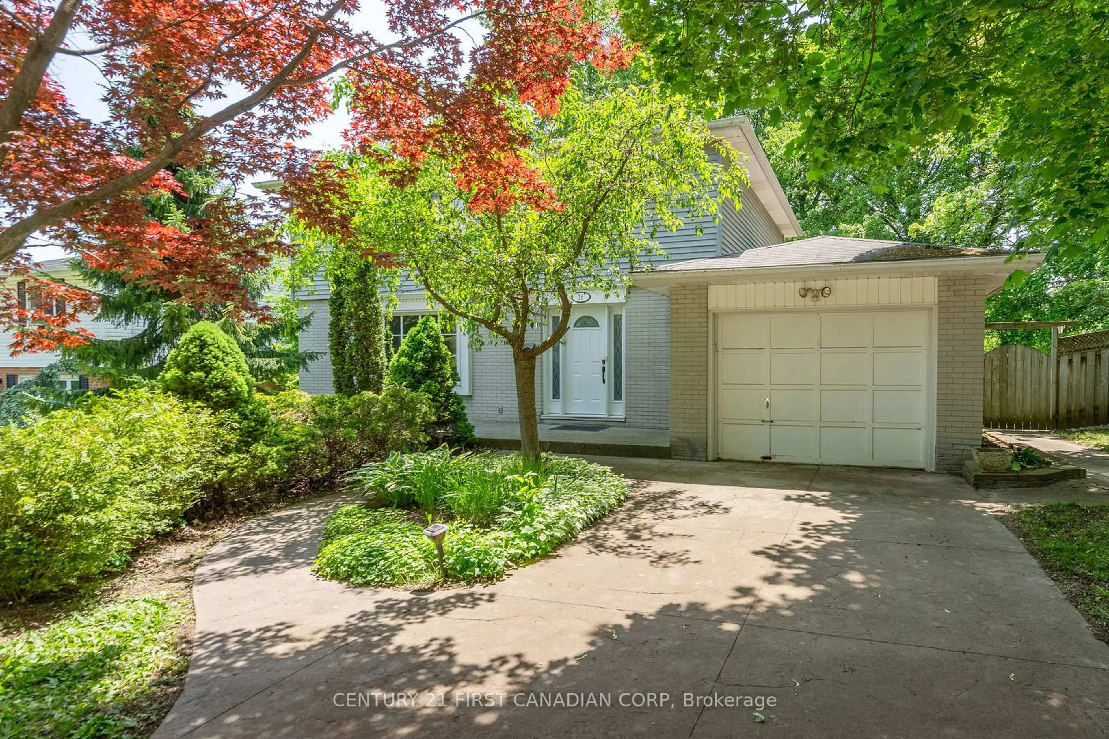 A pic from outside/outdoor area/front of a property/back of a property/a pic from drone, street for 18 BRENTWOOD Cres, London North Ontario N6G 1X2