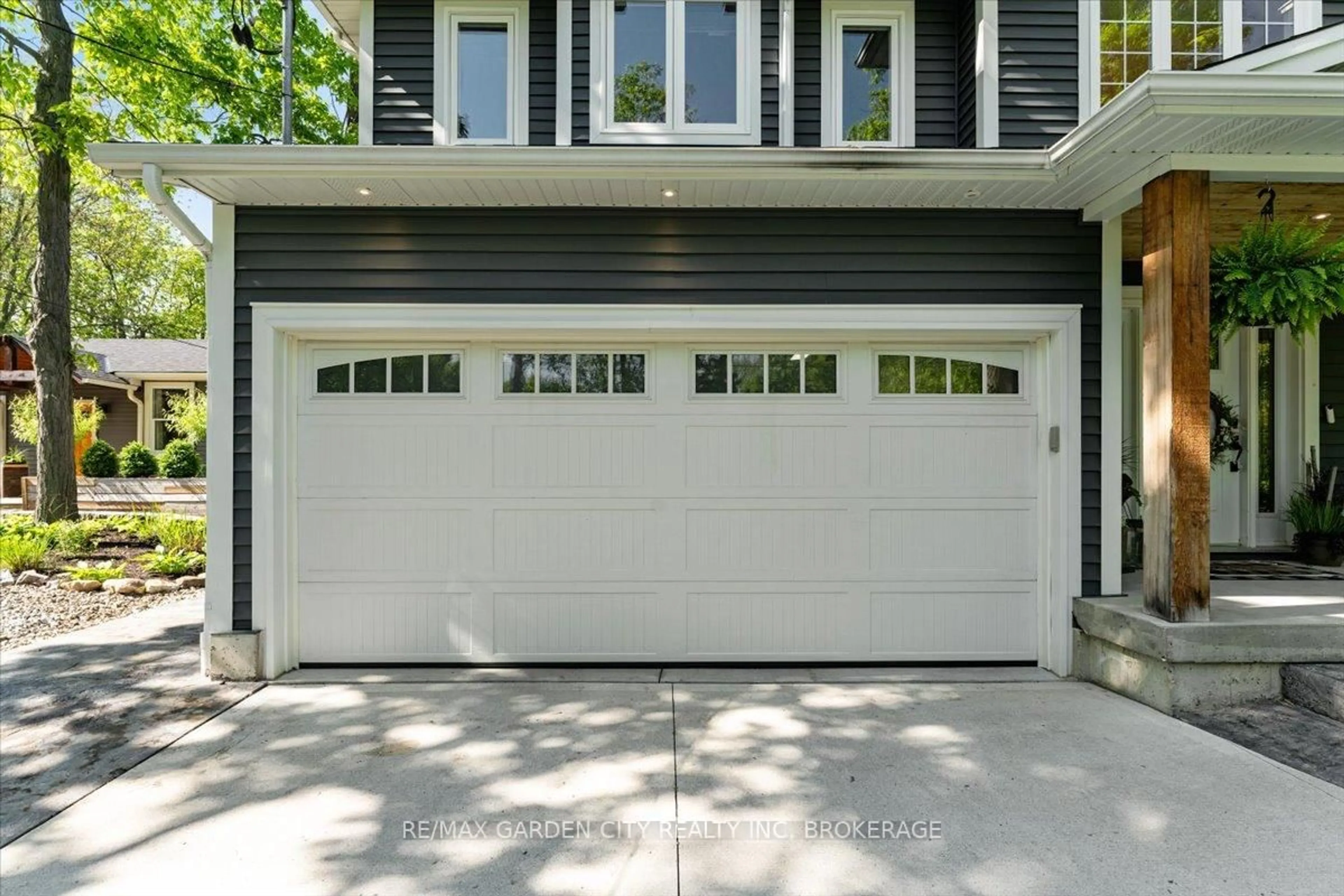 Indoor garage for 3246 CEDAR Ave, Fort Erie Ontario L0S 1N0
