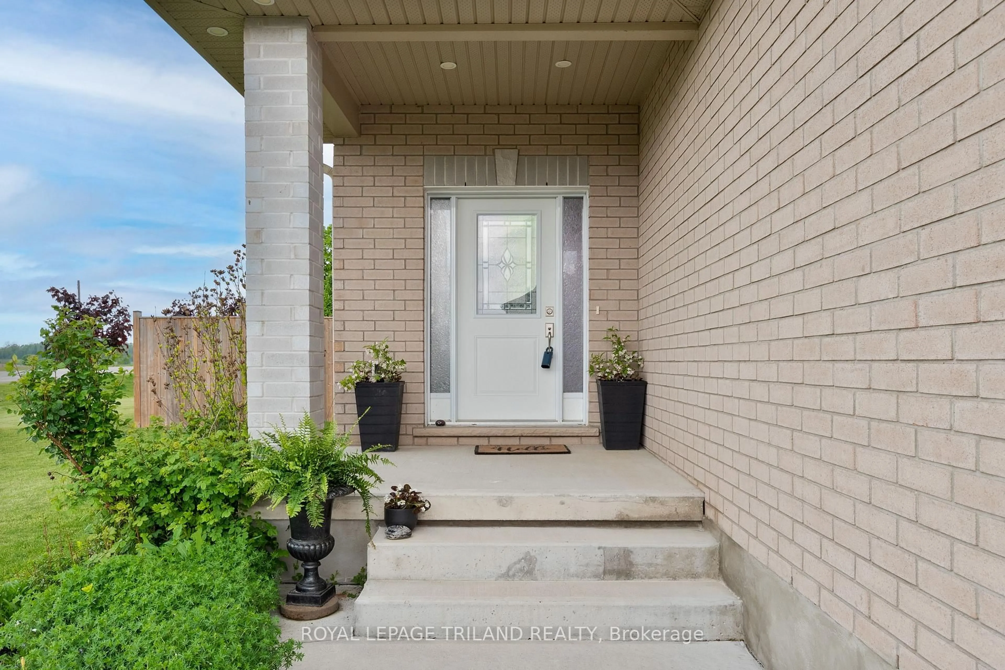 Indoor entryway for 3 Elliott Tr, Thames Centre Ontario N0M 2P0