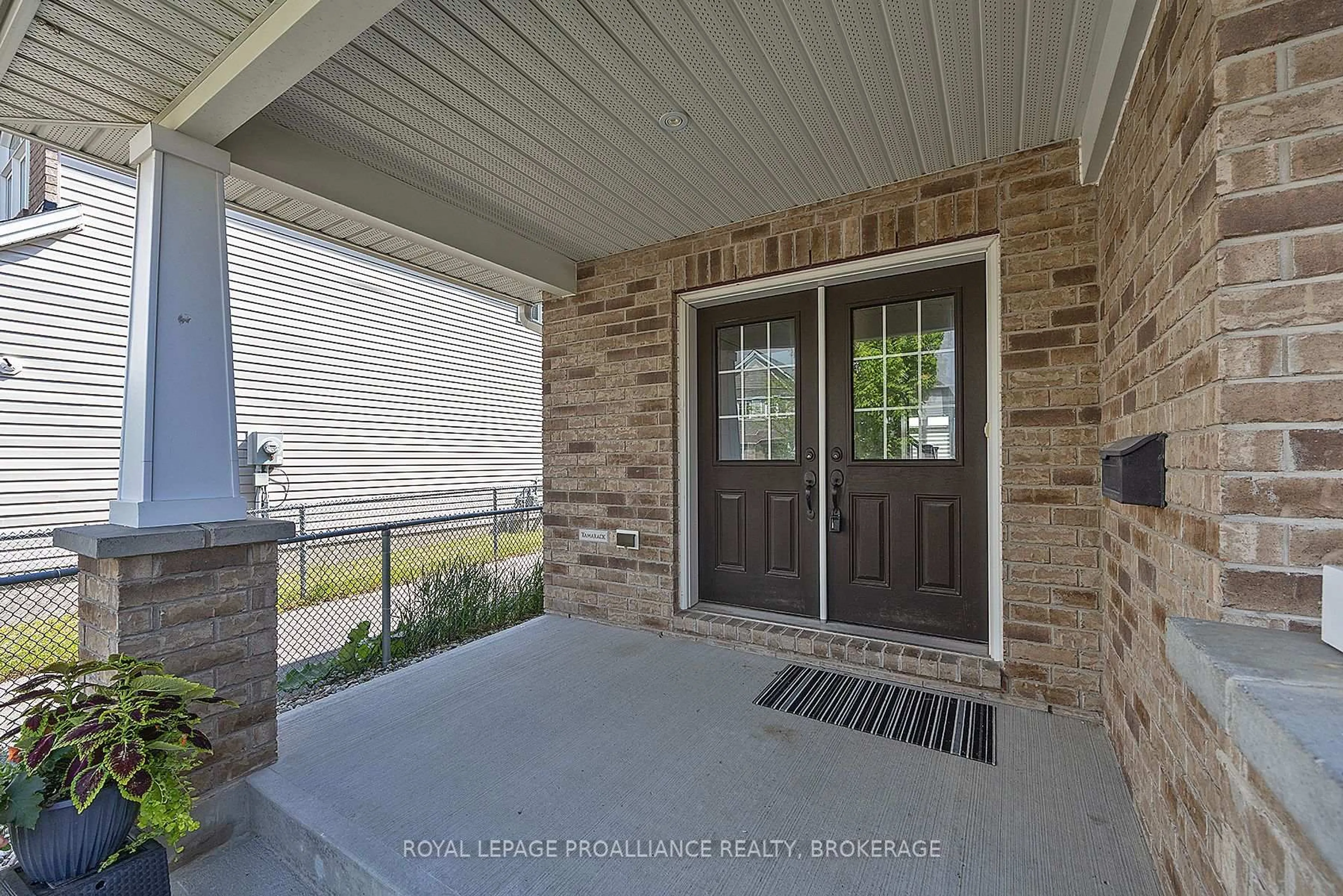 Indoor entryway for 516 Savannah Crt, Kingston Ontario K7P 0C4