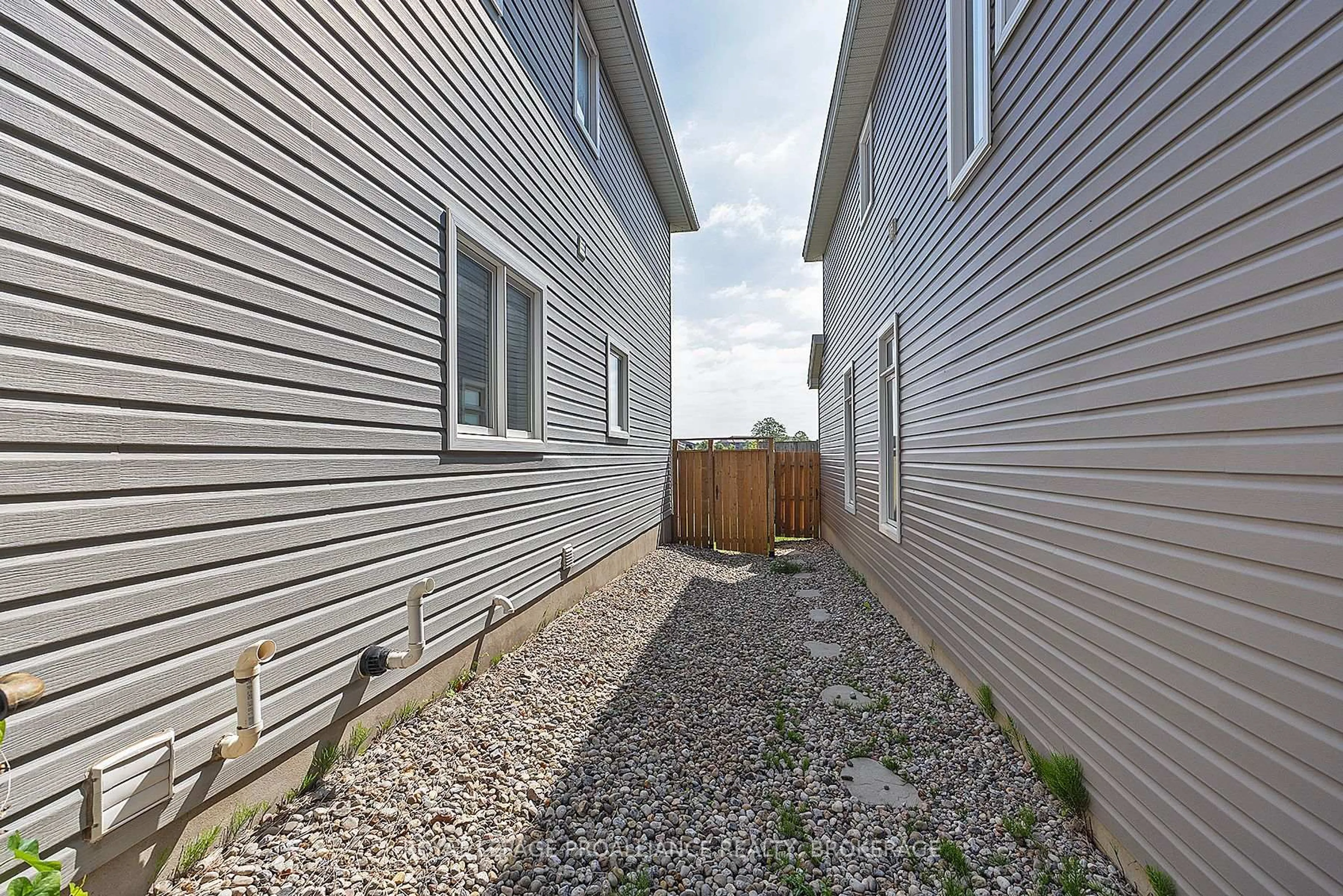 Patio, street for 516 Savannah Crt, Kingston Ontario K7P 0C4