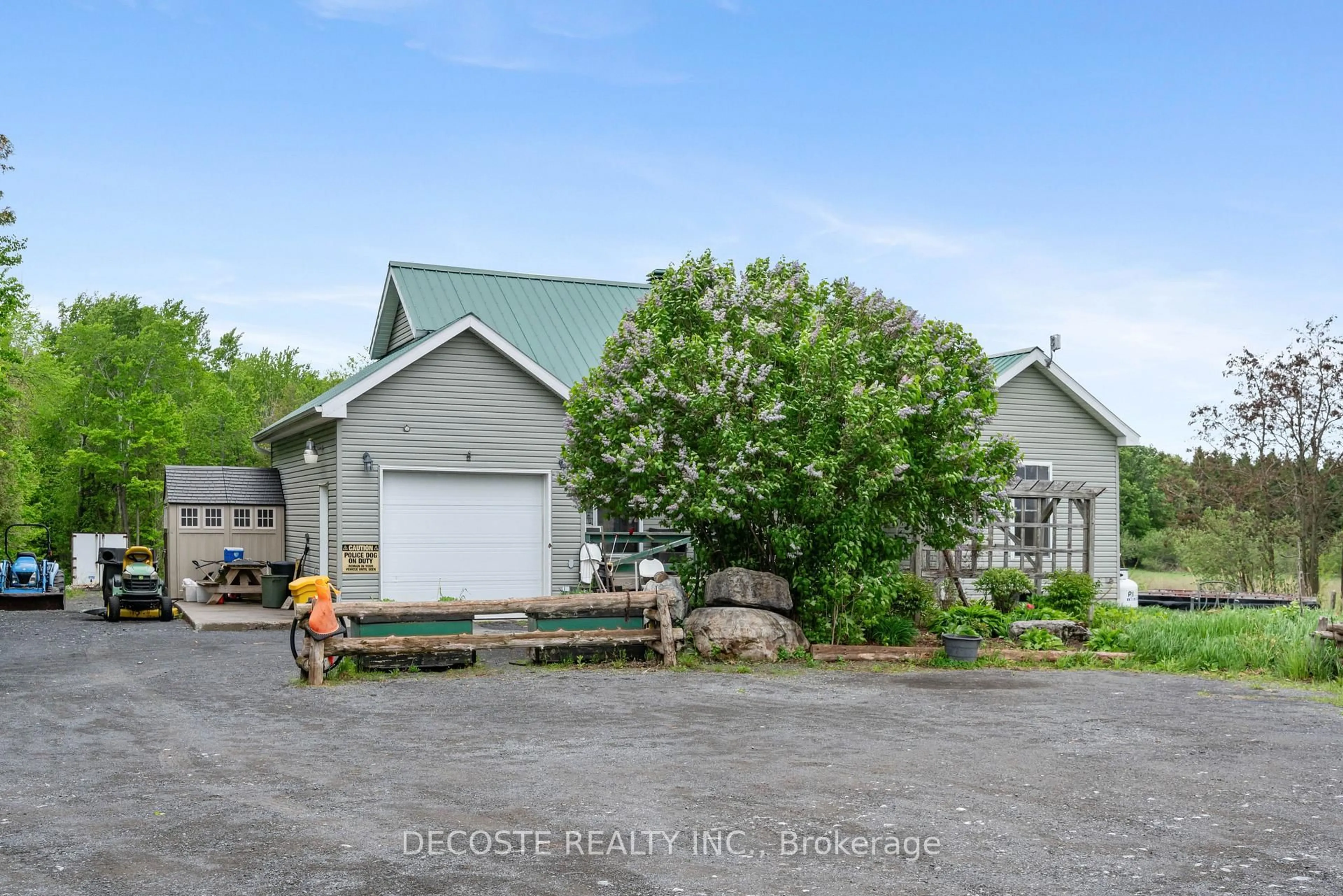 A pic from outside/outdoor area/front of a property/back of a property/a pic from drone, unknown for 3804 4th Line Rd, South Glengarry Ontario K0B 1H0