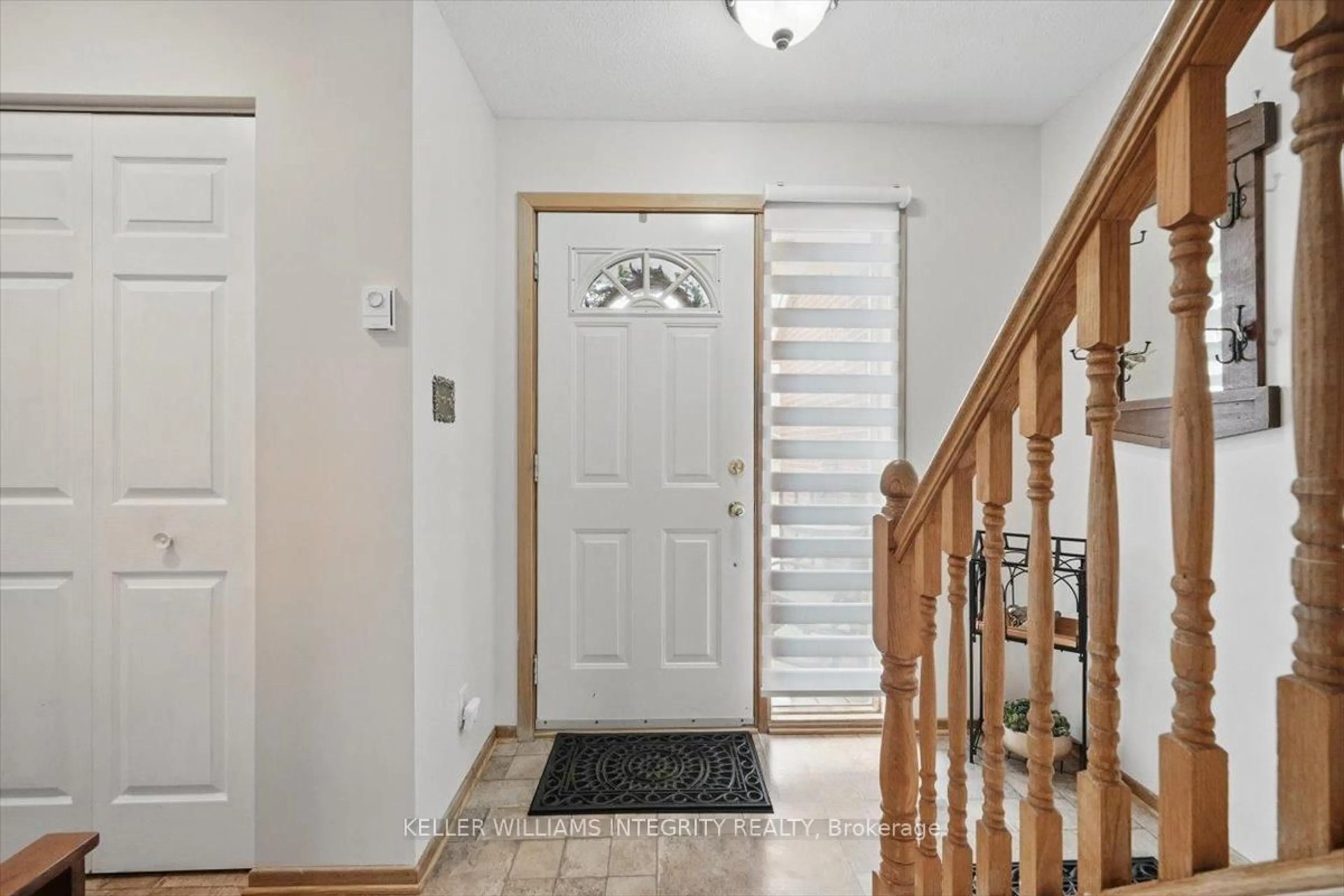 Indoor entryway for 1954 Catherine St, Clarence-Rockland Ontario K4K 1H6
