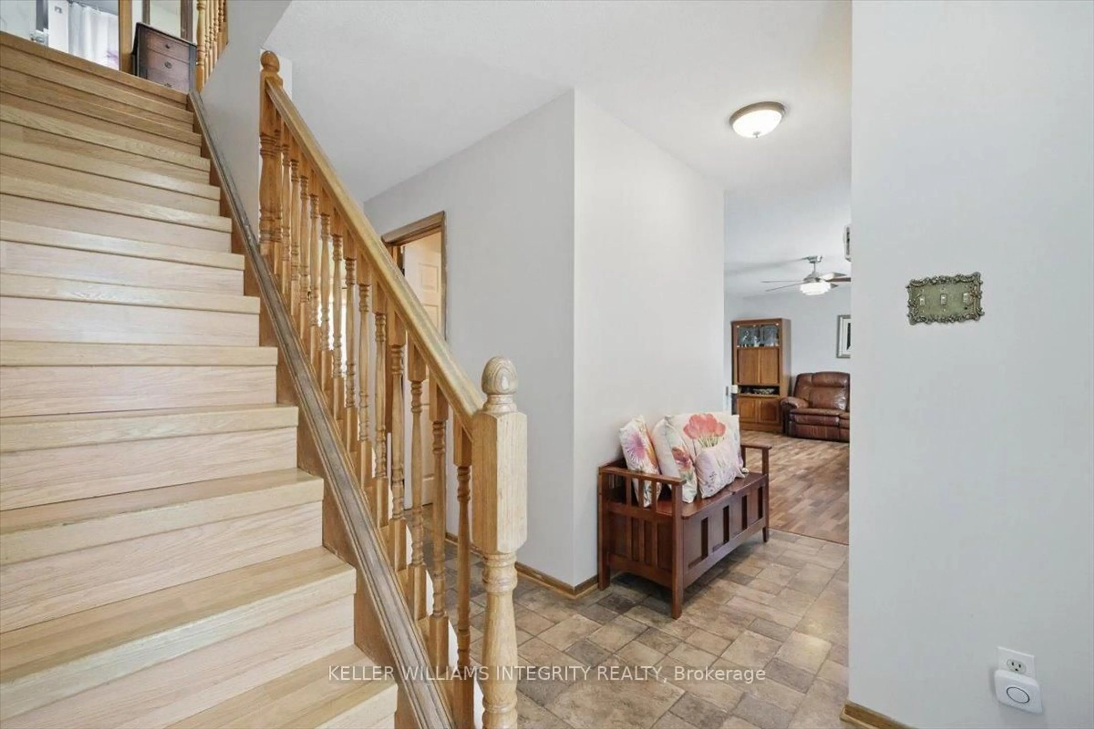 Indoor foyer for 1954 Catherine St, Clarence-Rockland Ontario K4K 1H6