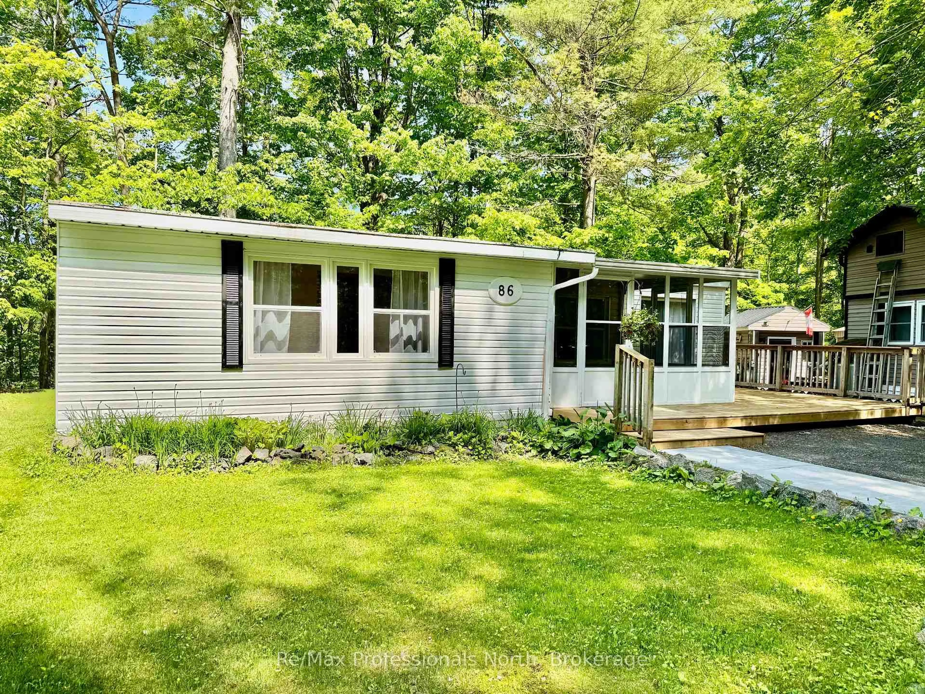 Home with vinyl exterior material, unknown for 1007 Racoon Rd #86, Gravenhurst Ontario P1P 1R1