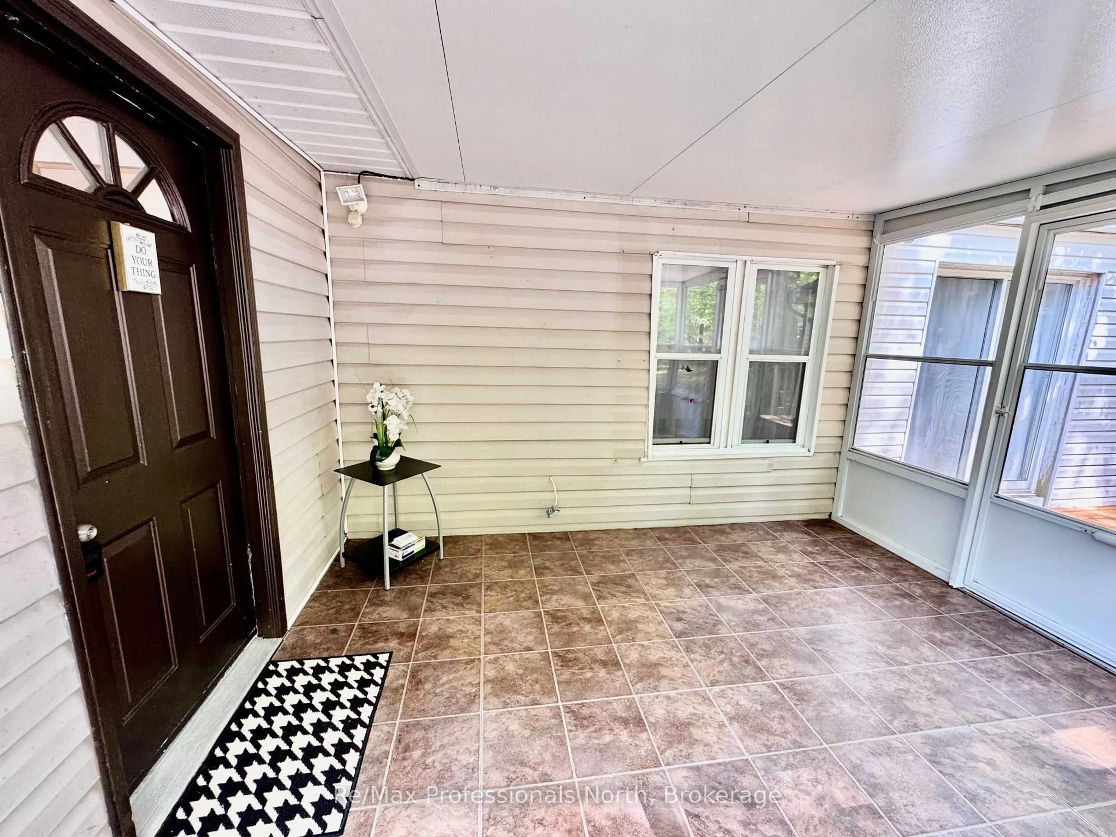 Indoor entryway for 1007 Racoon Rd #86, Gravenhurst Ontario P1P 1R1