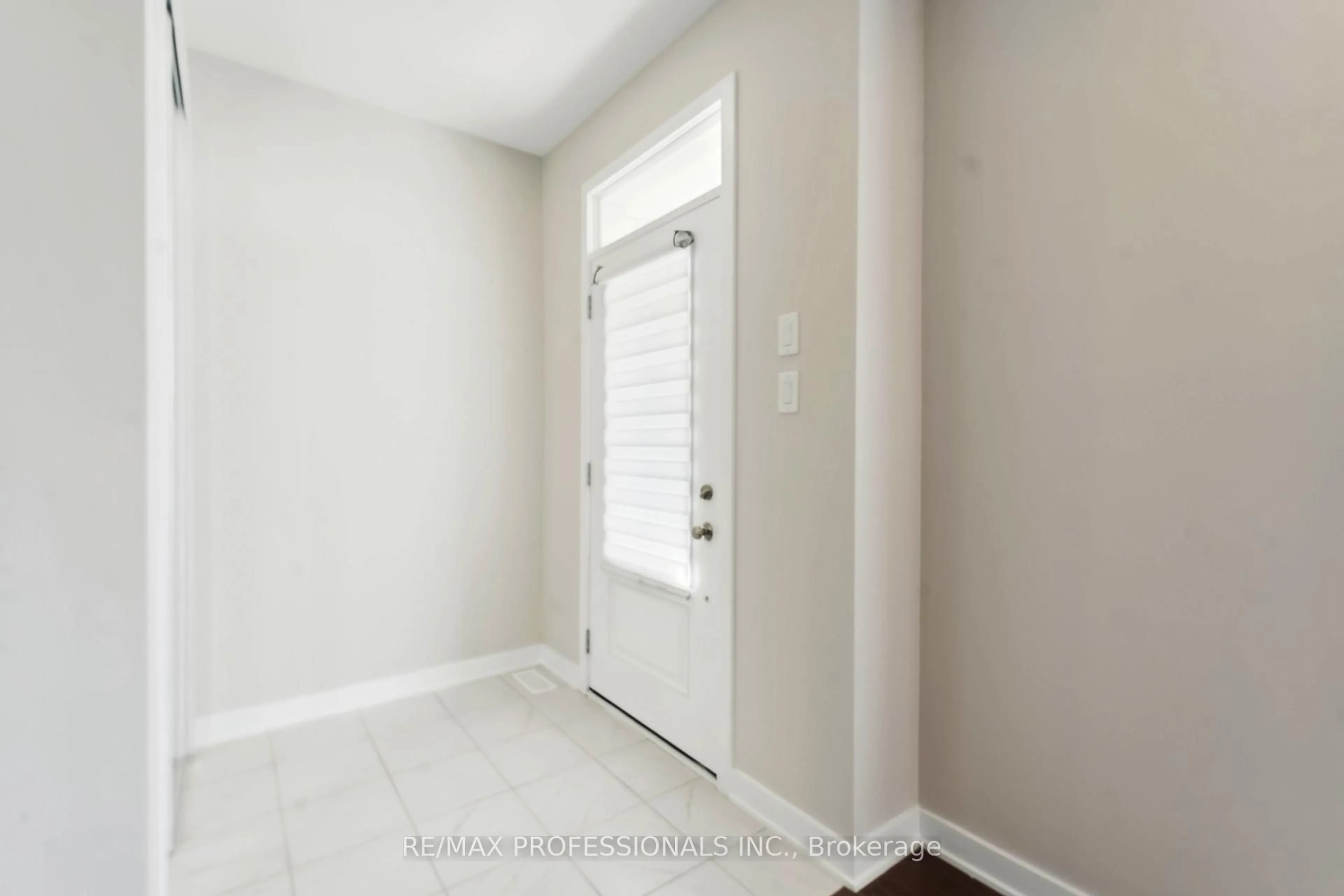 Indoor entryway for 826 BASCULE Pl, Richmond Ontario K0A 2Z0