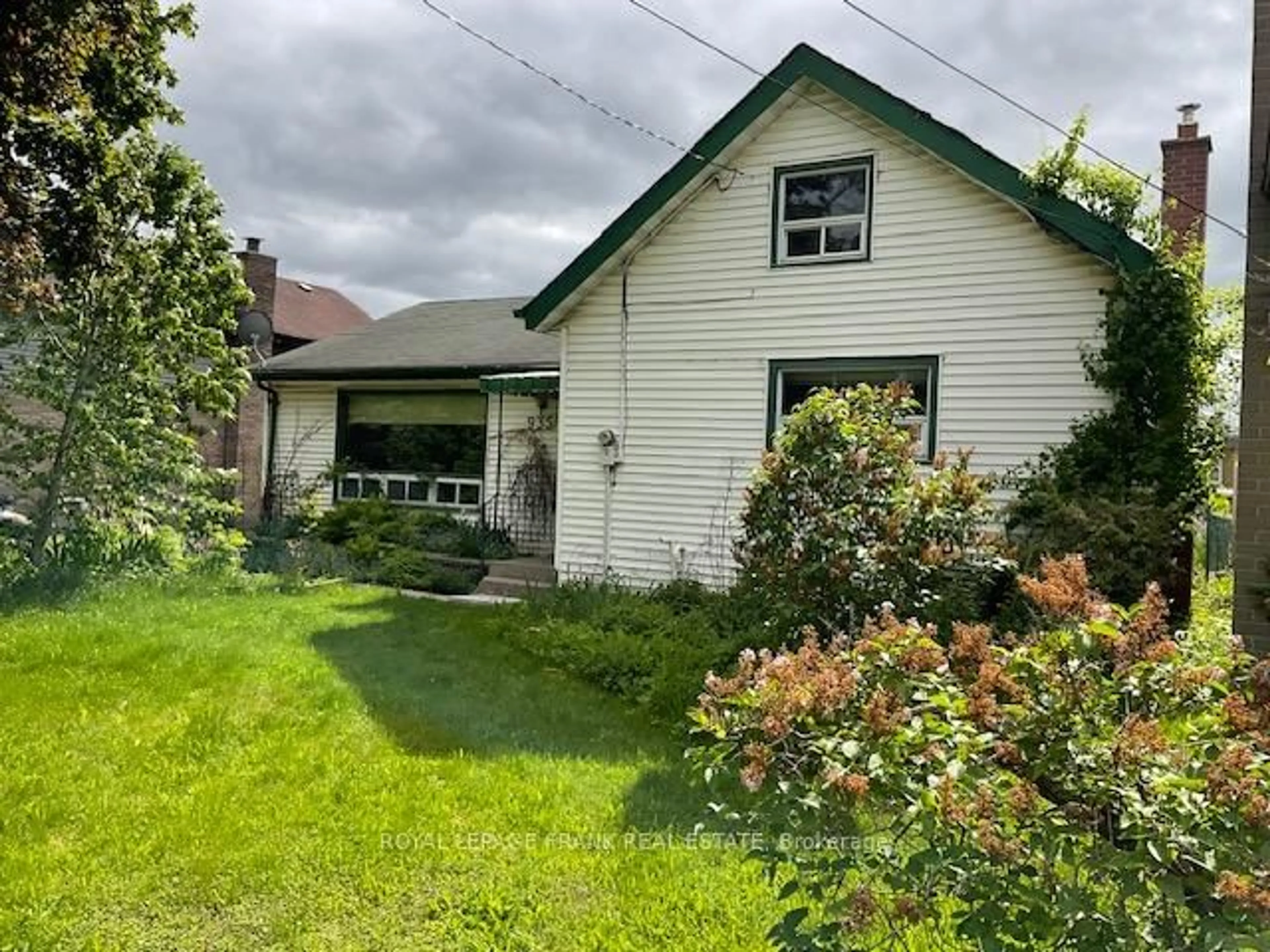 A pic from outside/outdoor area/front of a property/back of a property/a pic from drone, street for 935 Ford St, Peterborough Central Ontario K9J 5V2