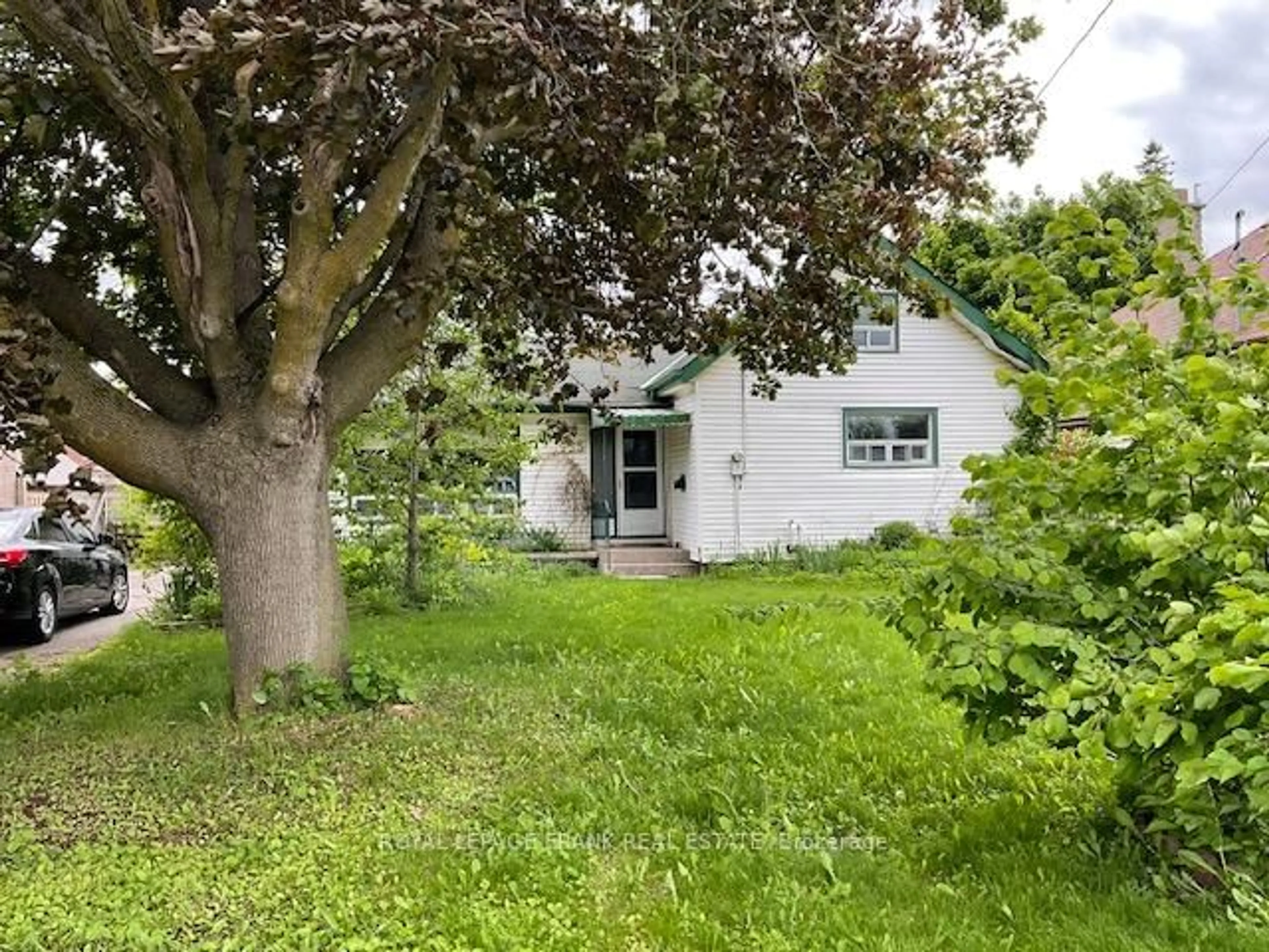 A pic from outside/outdoor area/front of a property/back of a property/a pic from drone, street for 935 Ford St, Peterborough Central Ontario K9J 5V2