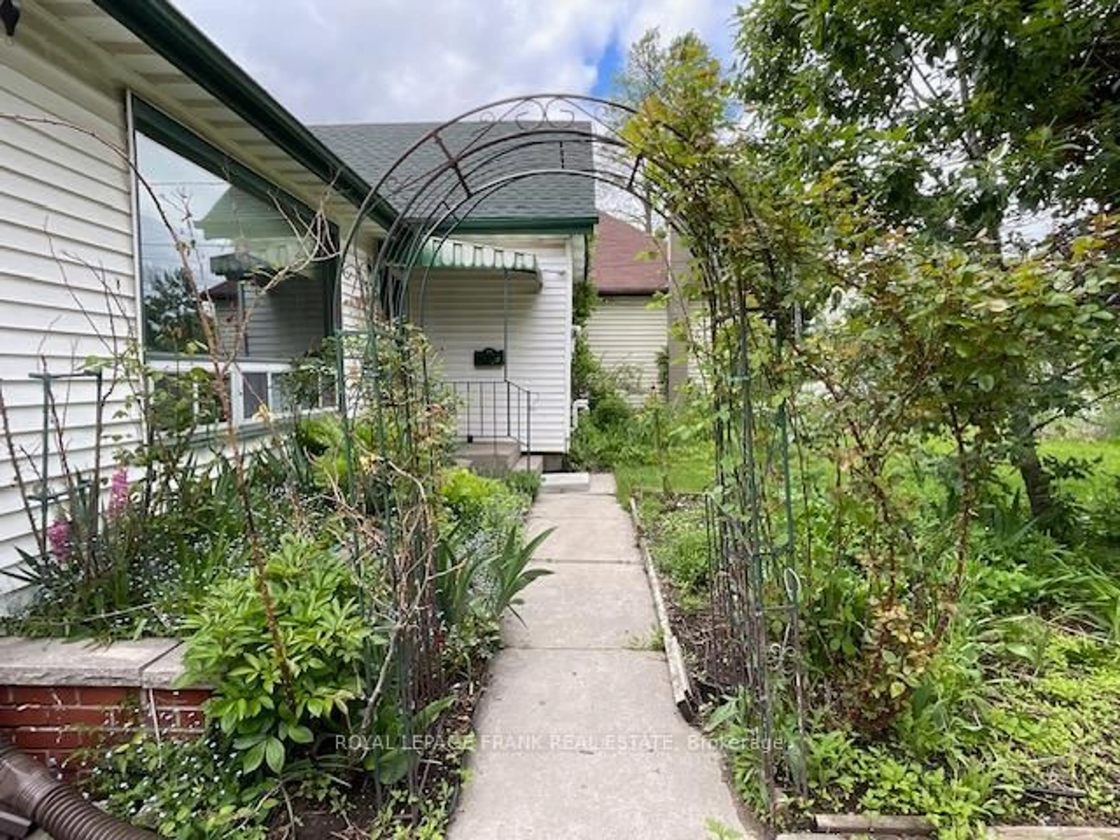 A pic from outside/outdoor area/front of a property/back of a property/a pic from drone, street for 935 Ford St, Peterborough Central Ontario K9J 5V2