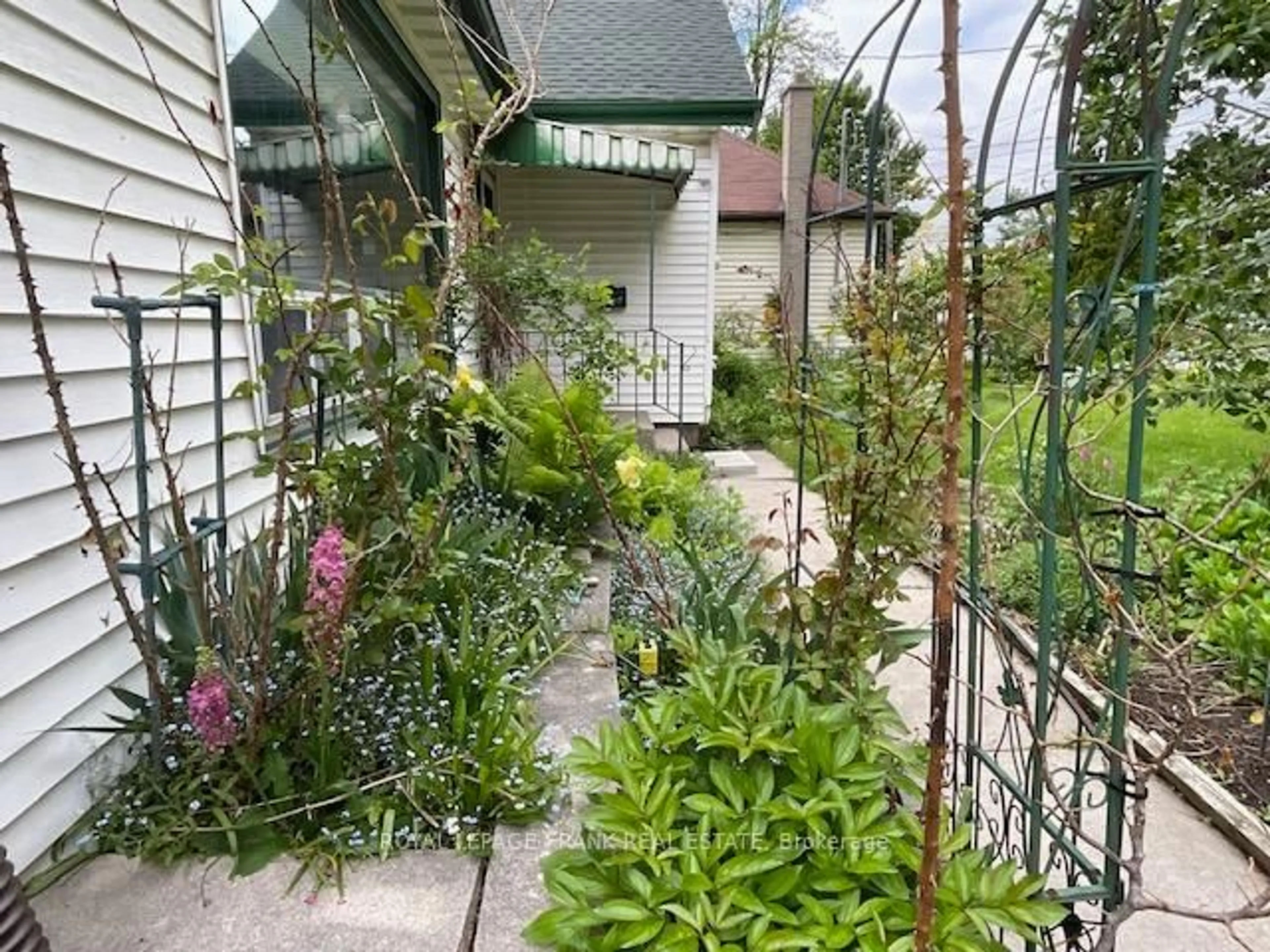 Patio, street for 935 Ford St, Peterborough Central Ontario K9J 5V2