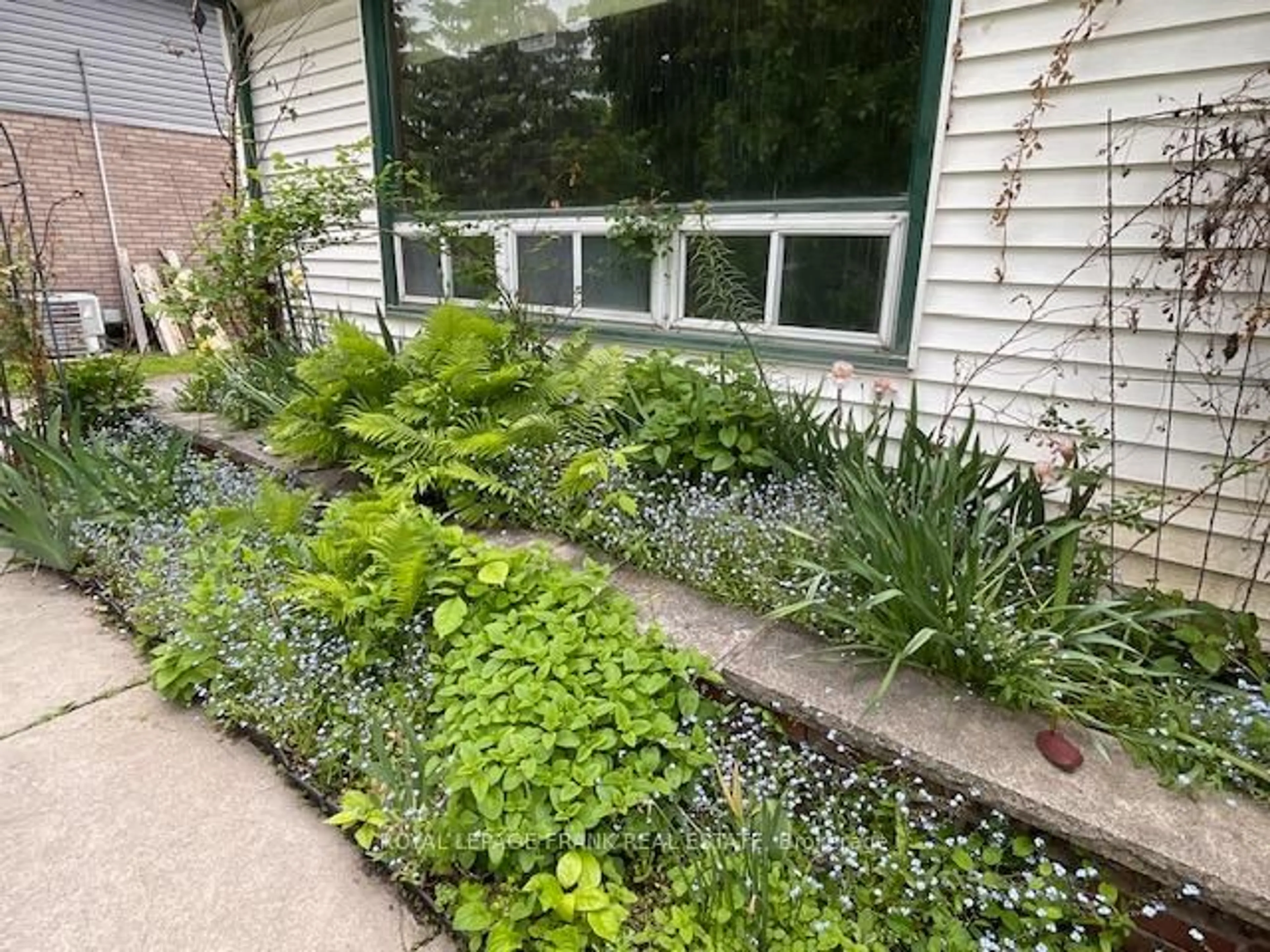 Patio, street for 935 Ford St, Peterborough Central Ontario K9J 5V2
