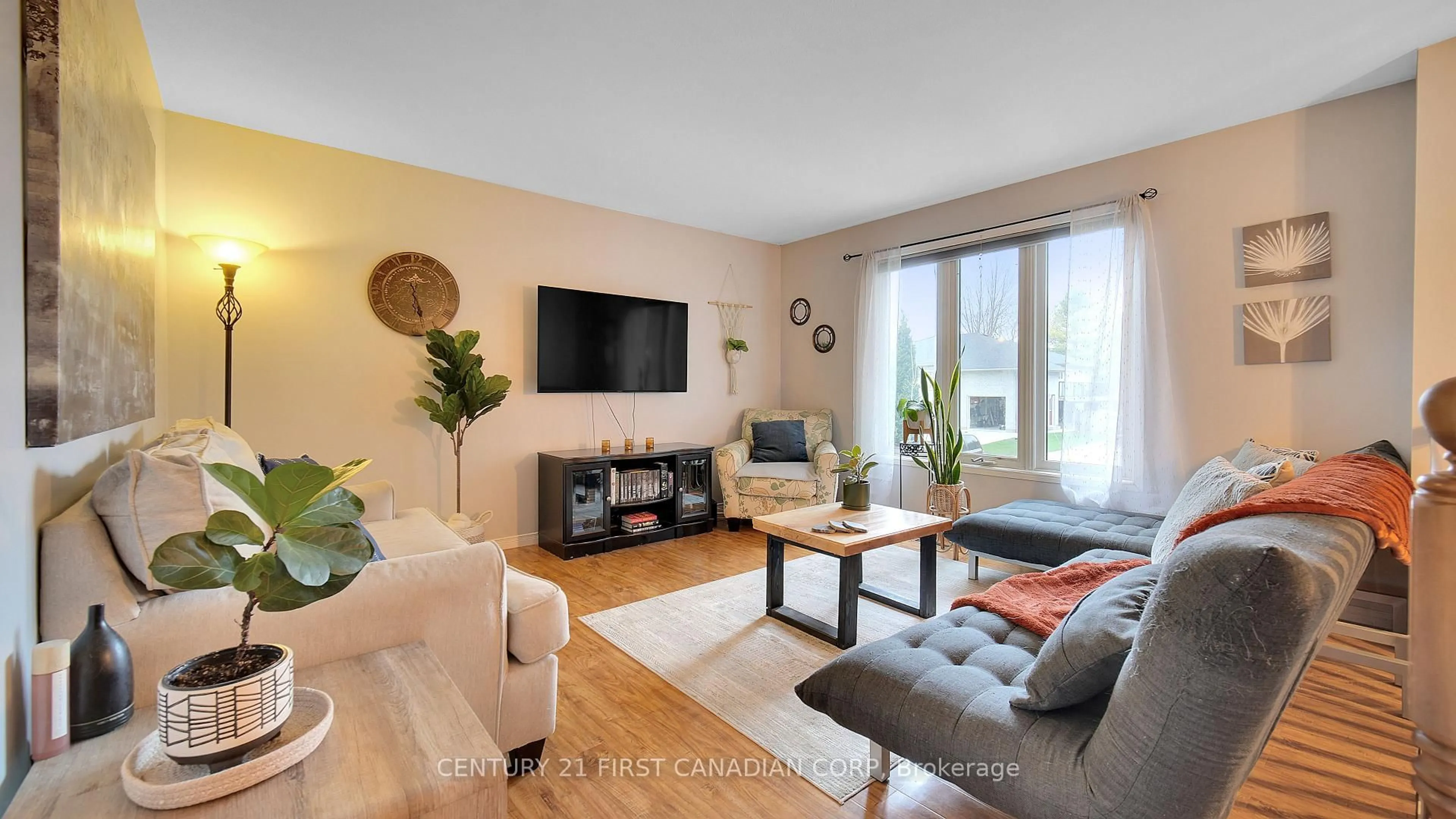 Living room with furniture, unknown for 126 Scott St, Strathroy-Caradoc Ontario N7G 1K2