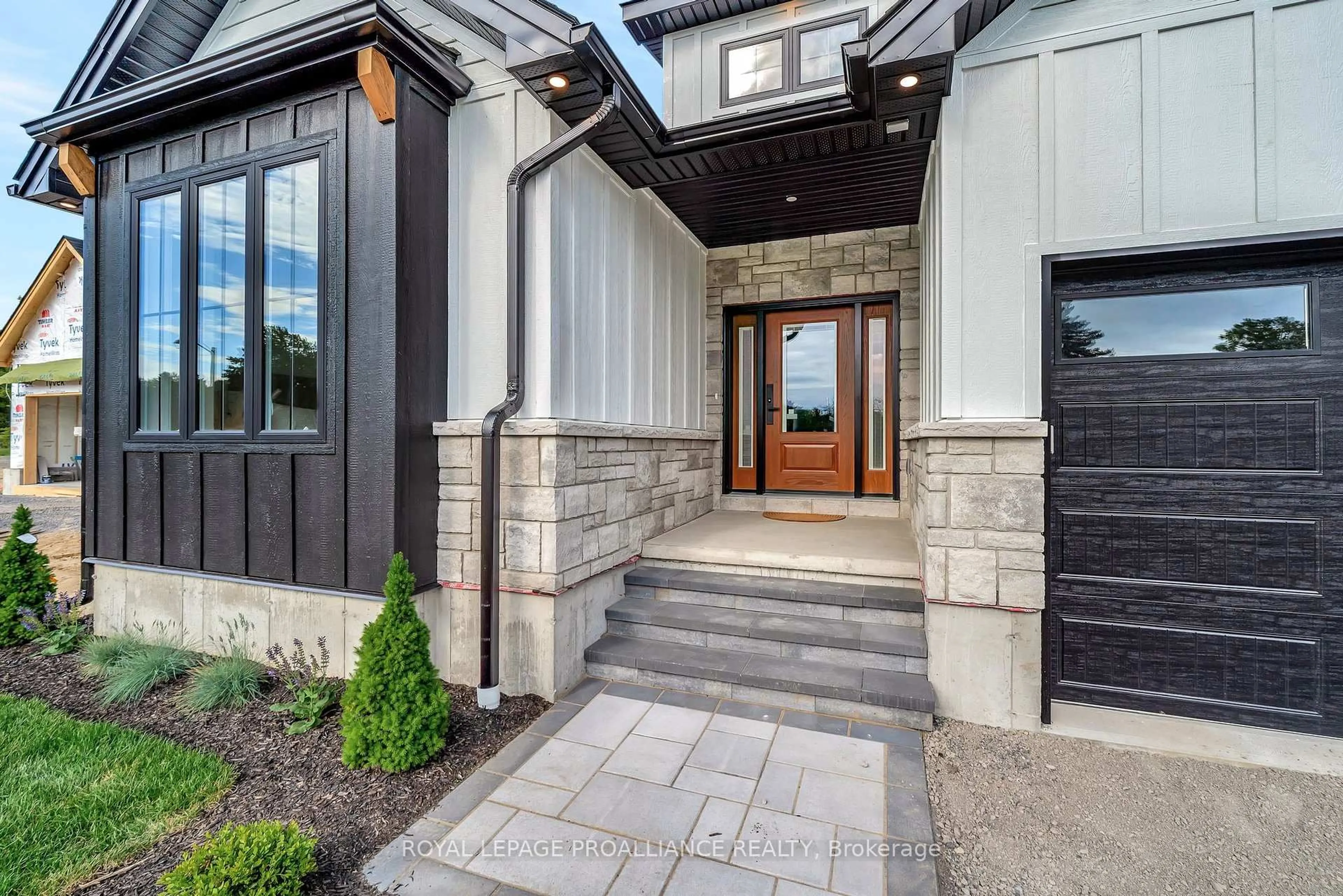 Indoor entryway for 4 Deerview Dr, Ingleside Ontario K8V 5P4