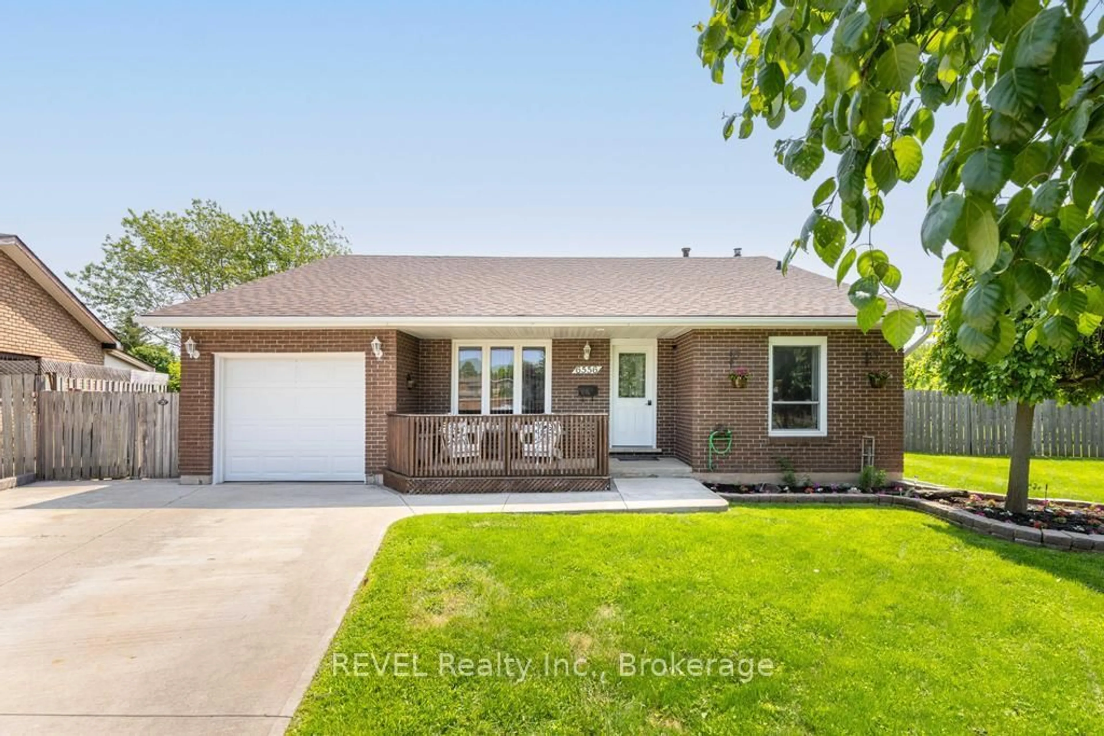 Home with vinyl exterior material, street for 6556 Echo Circ, Niagara Falls Ontario L2H 1Z1