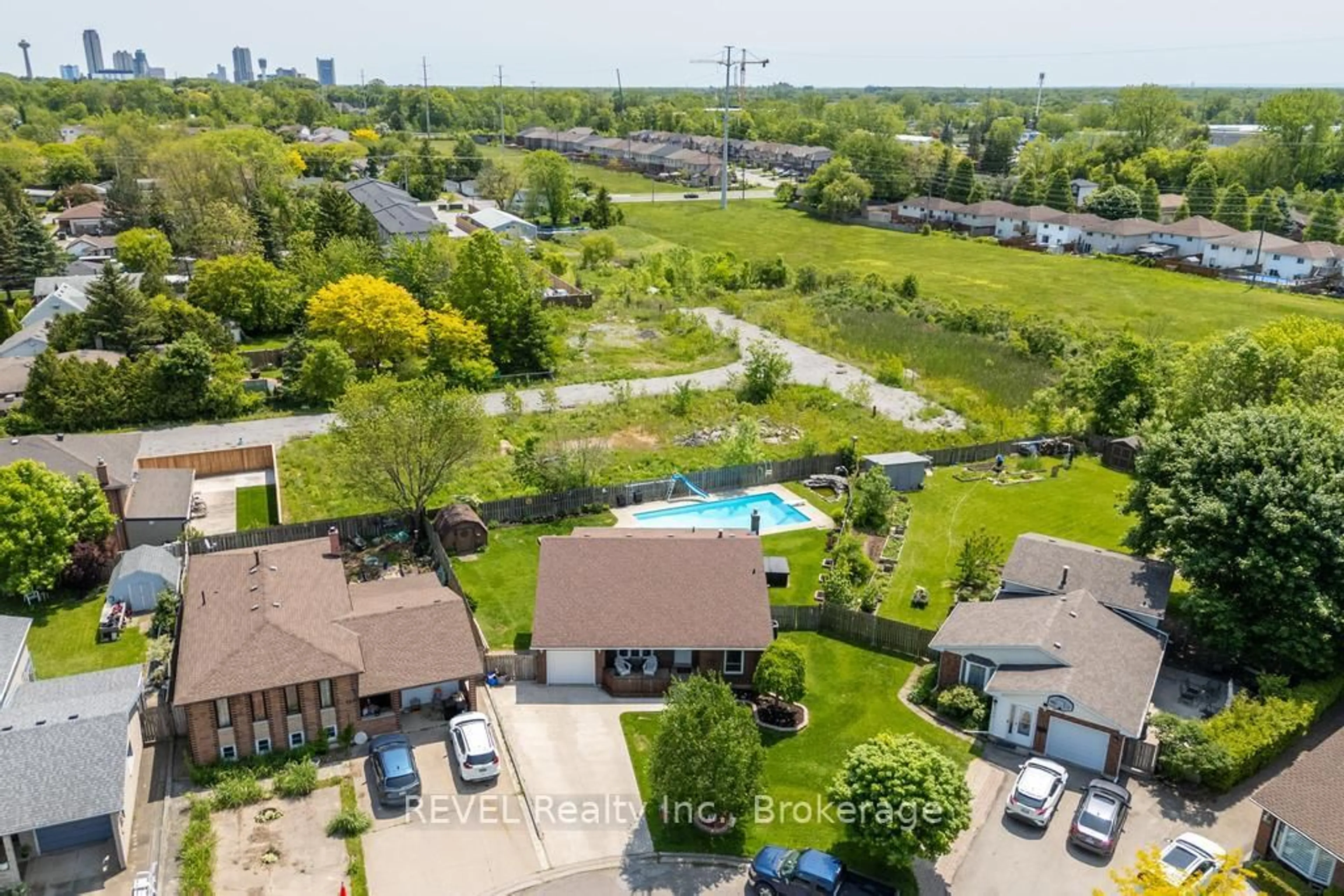 A pic from outside/outdoor area/front of a property/back of a property/a pic from drone, water/lake/river/ocean view for 6556 Echo Circ, Niagara Falls Ontario L2H 1Z1