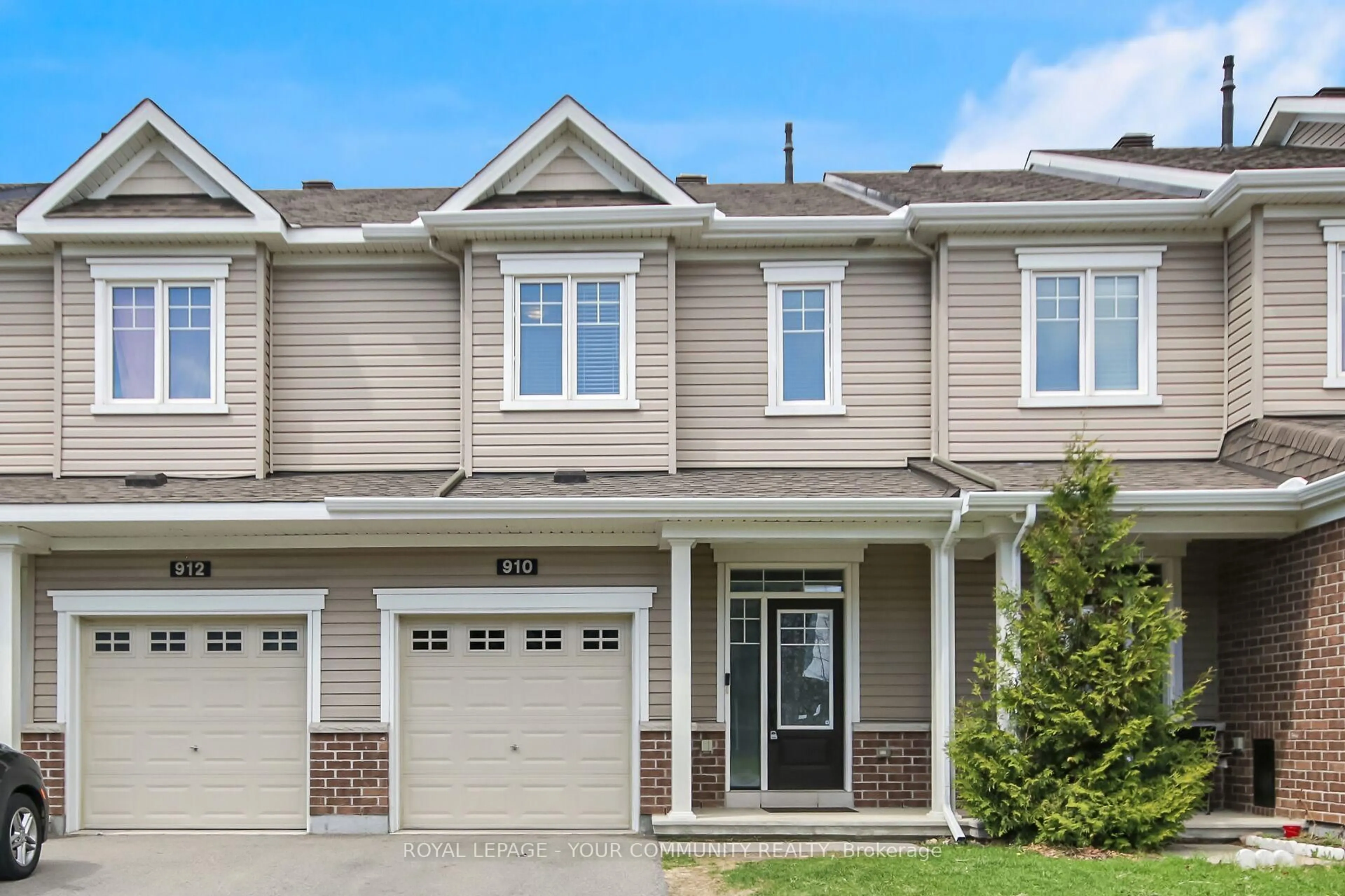 Home with vinyl exterior material, street for 910 Kilbirnie Dr, Ottawa Ontario K2J 6G5