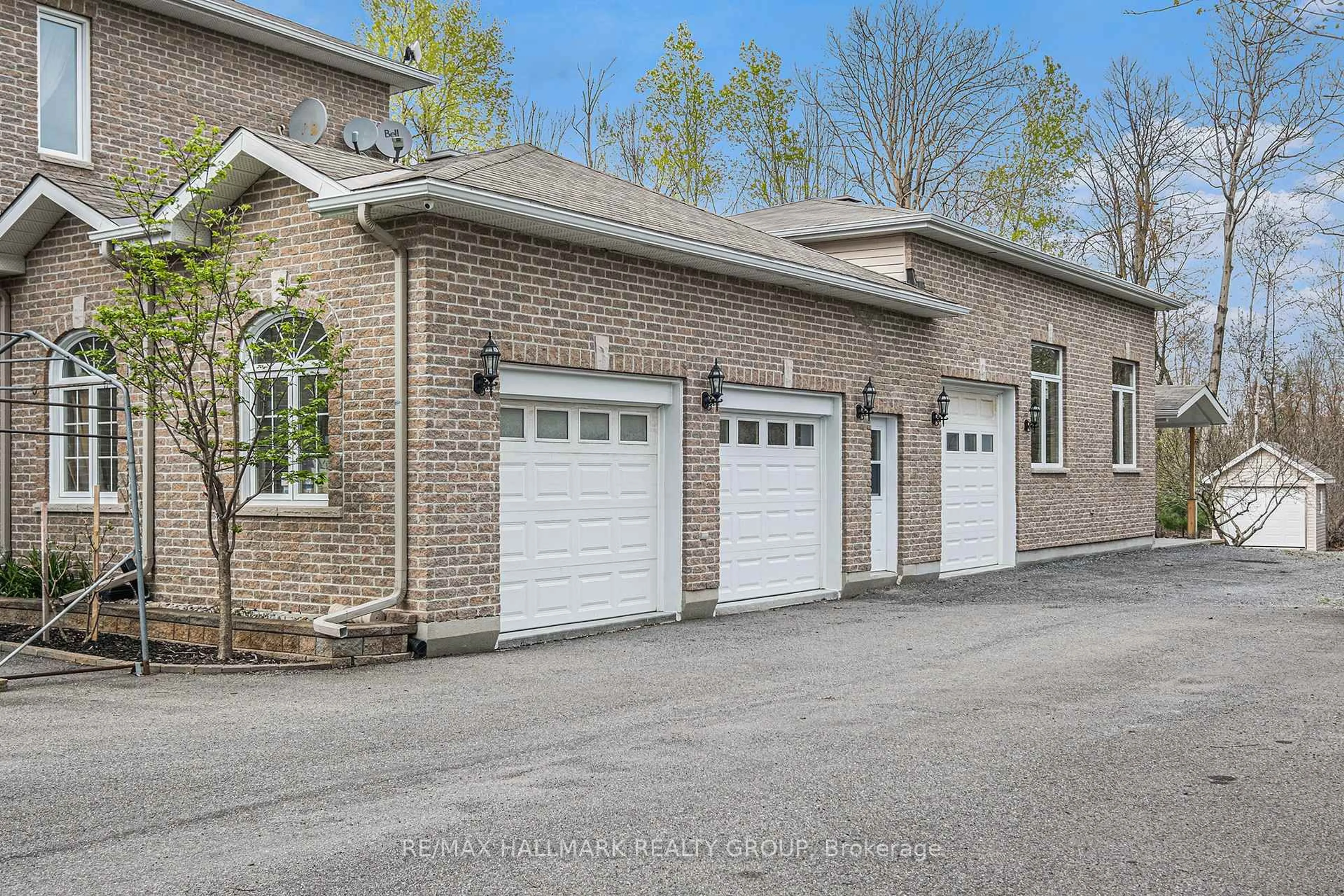 Indoor garage for 4633 Albion Rd, Ottawa Ontario K1X 1A4