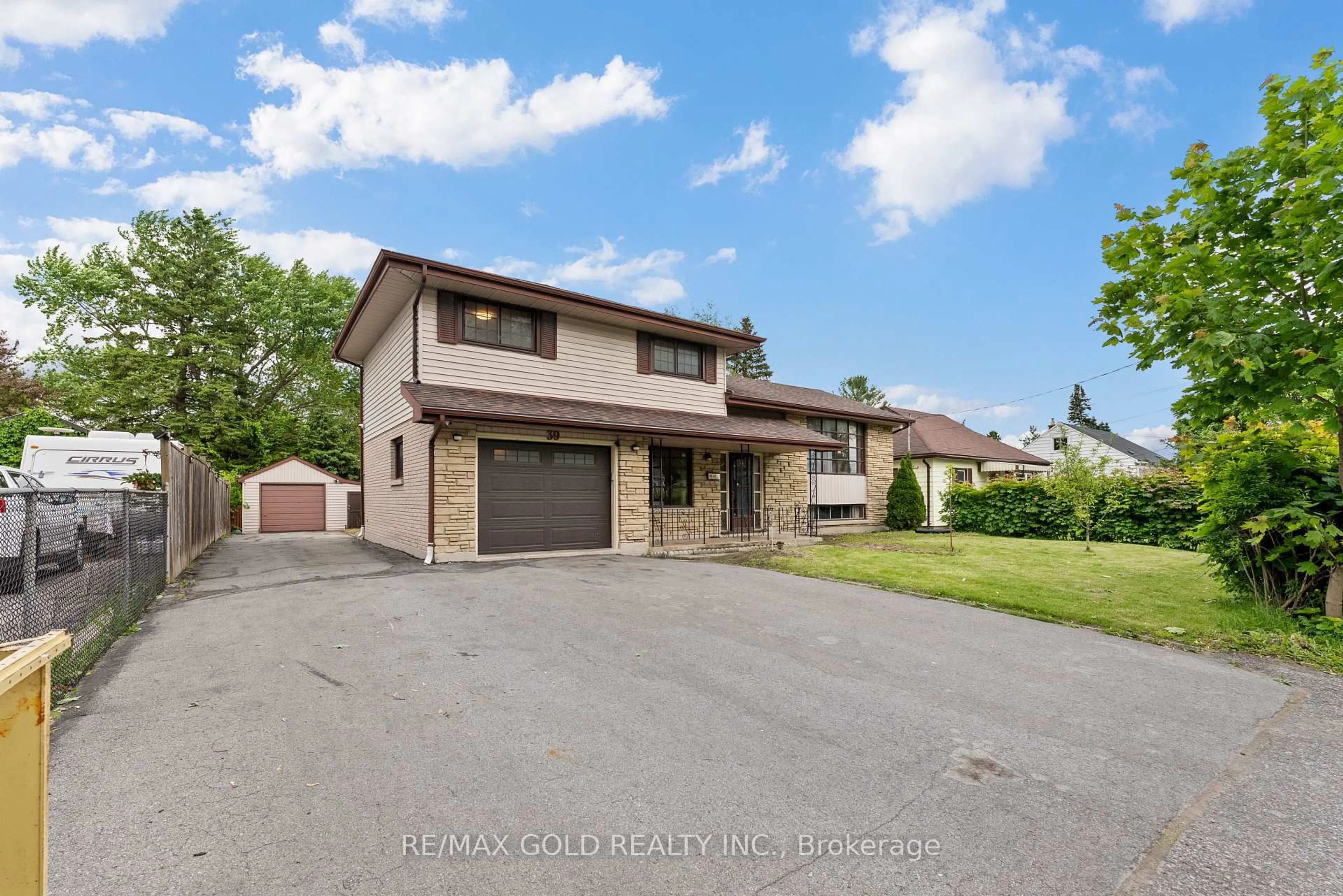 A pic from outside/outdoor area/front of a property/back of a property/a pic from drone, street for 39 Lemoine St, Belleville Ontario K8P 4G8
