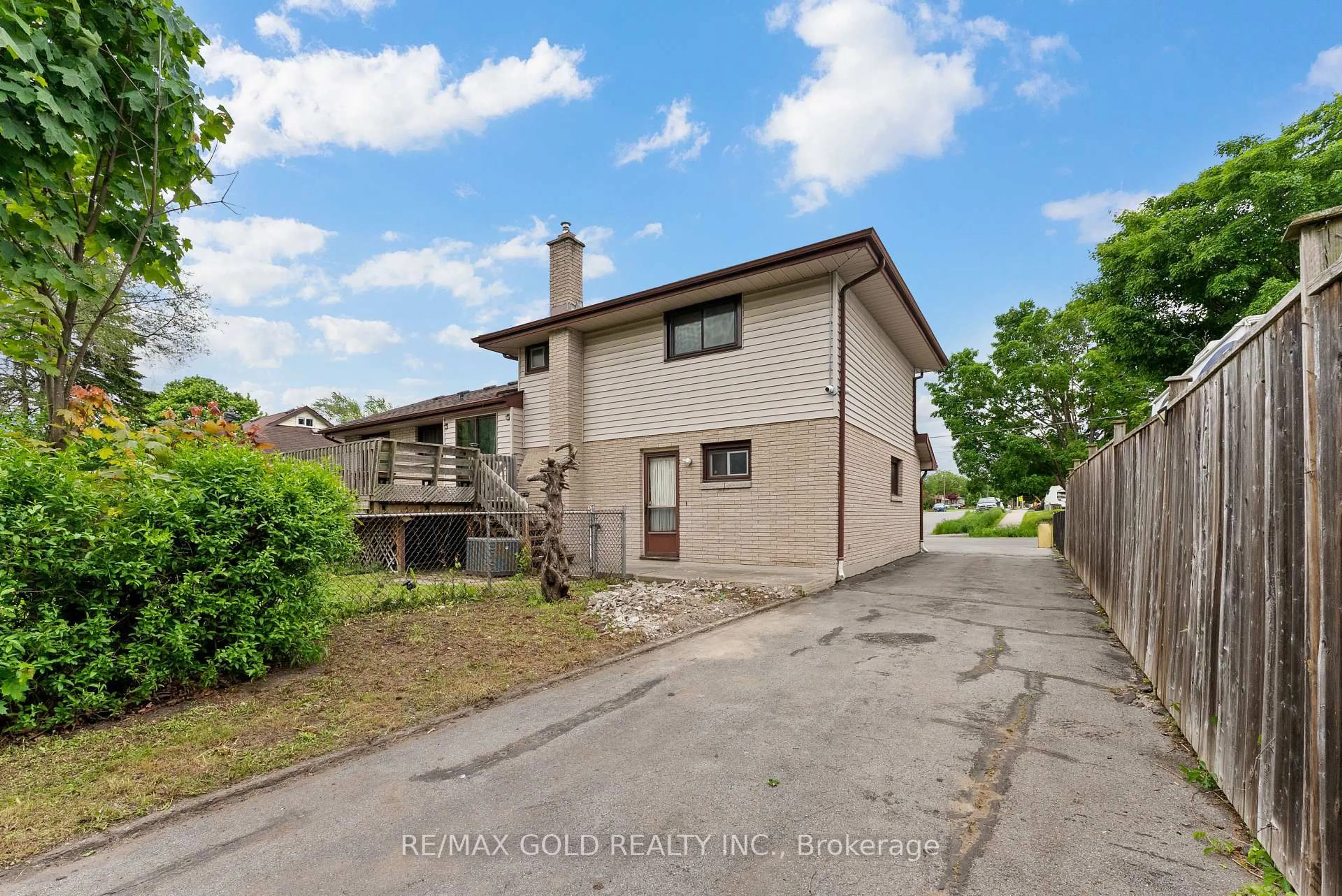 A pic from outside/outdoor area/front of a property/back of a property/a pic from drone, street for 39 Lemoine St, Belleville Ontario K8P 4G8