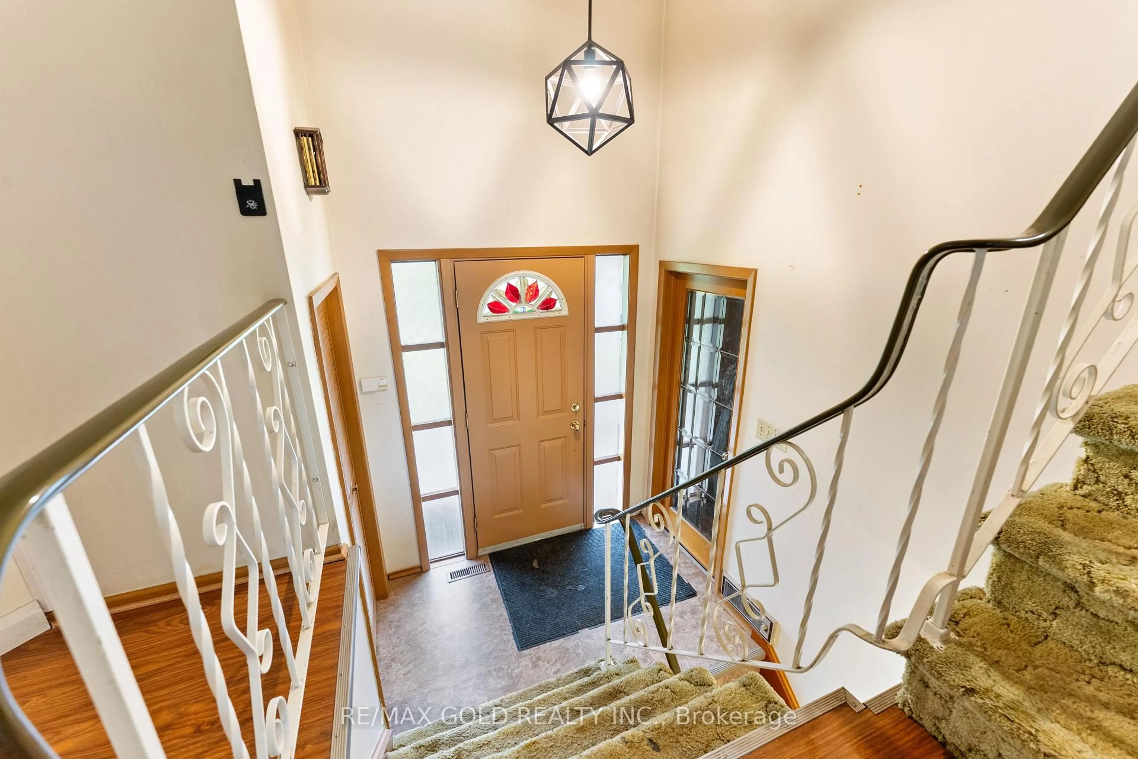 Indoor foyer for 39 Lemoine St, Belleville Ontario K8P 4G8
