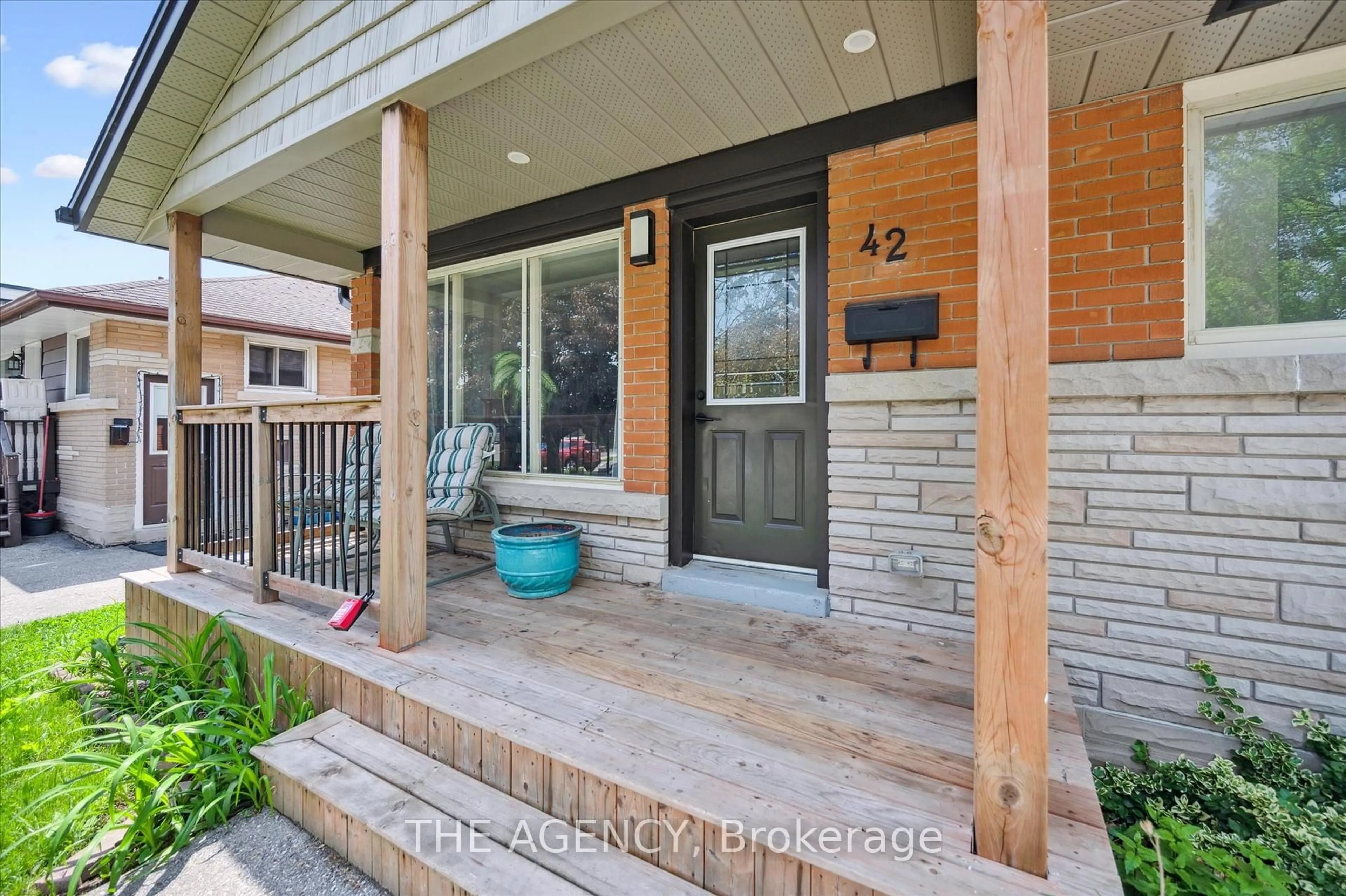 Indoor entryway for 42 Woolley St, Cambridge Ontario N1R 5J8