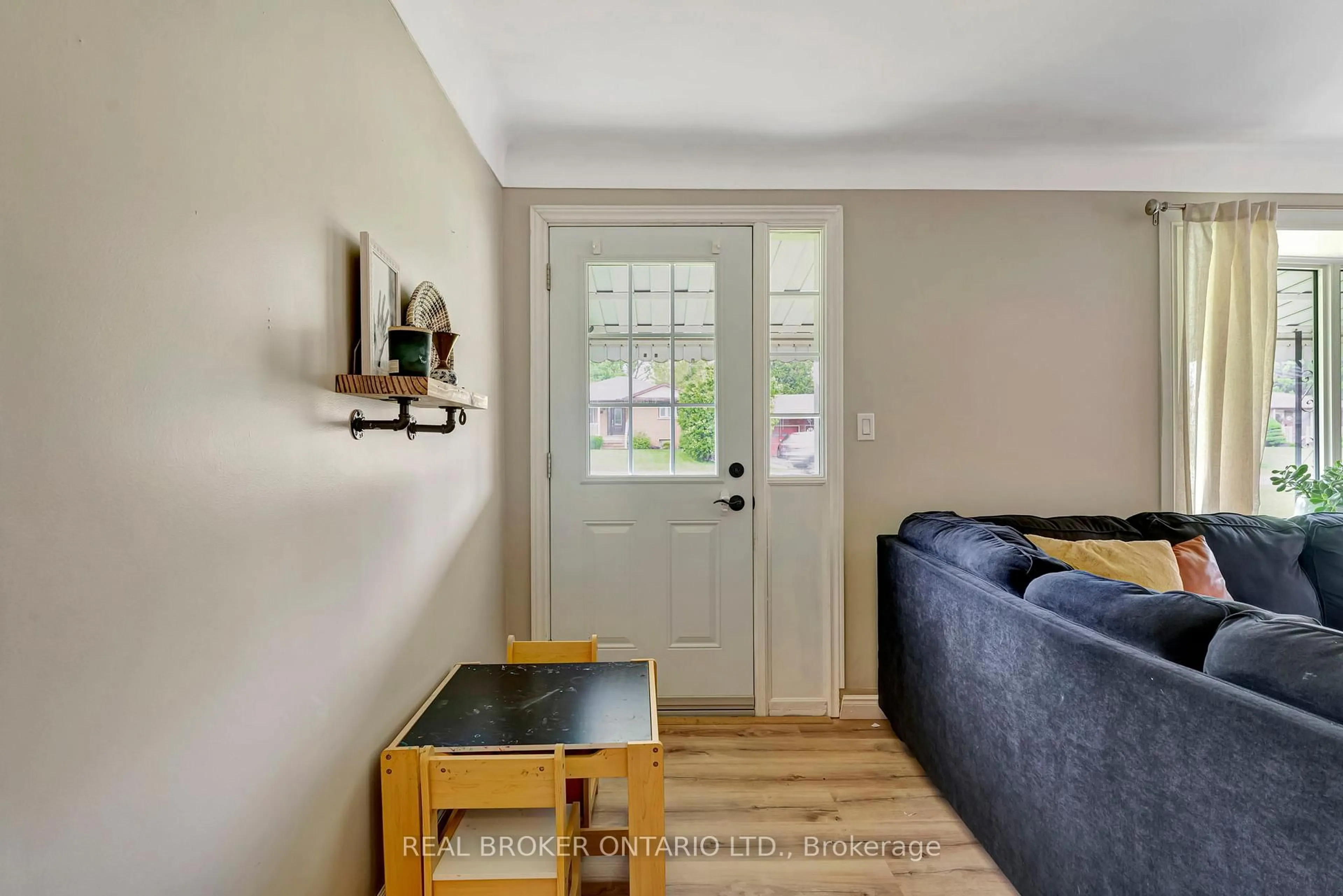 Indoor entryway for 31 Alpha St, Norfolk Ontario N4B 1B1