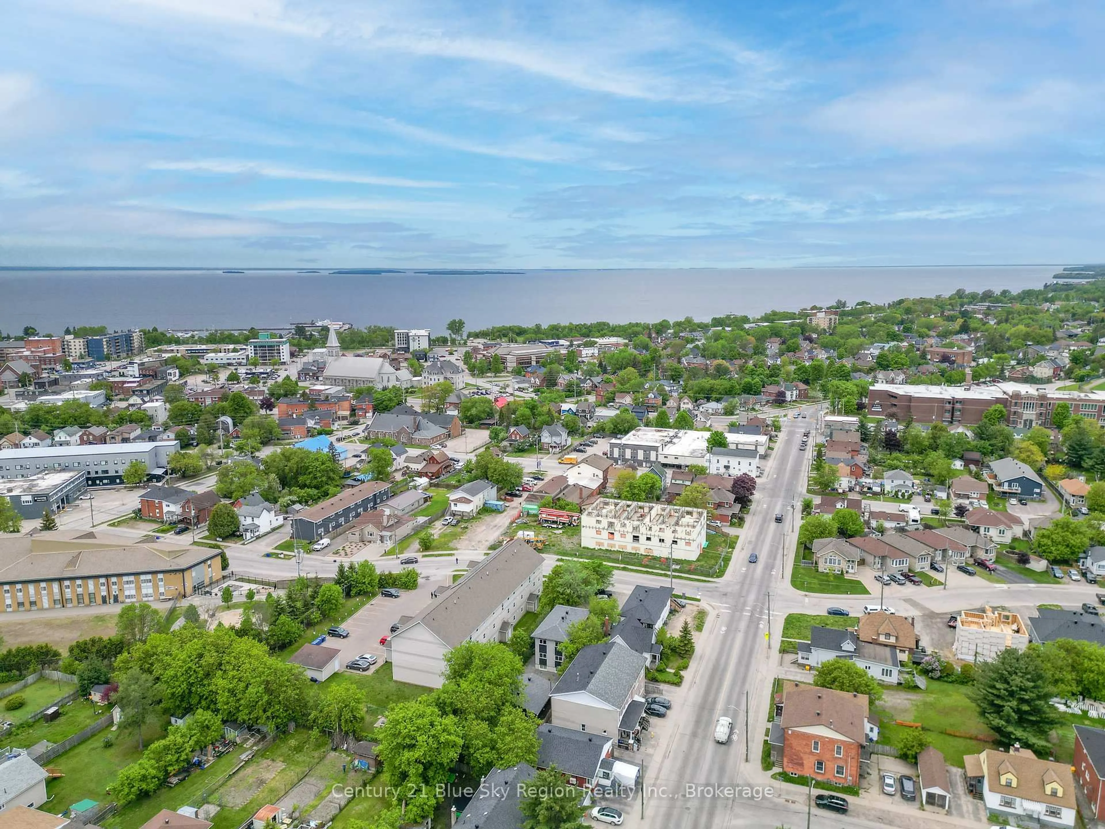 A pic from outside/outdoor area/front of a property/back of a property/a pic from drone, unknown for 707 Front St, North Bay Ontario P1B 6N4