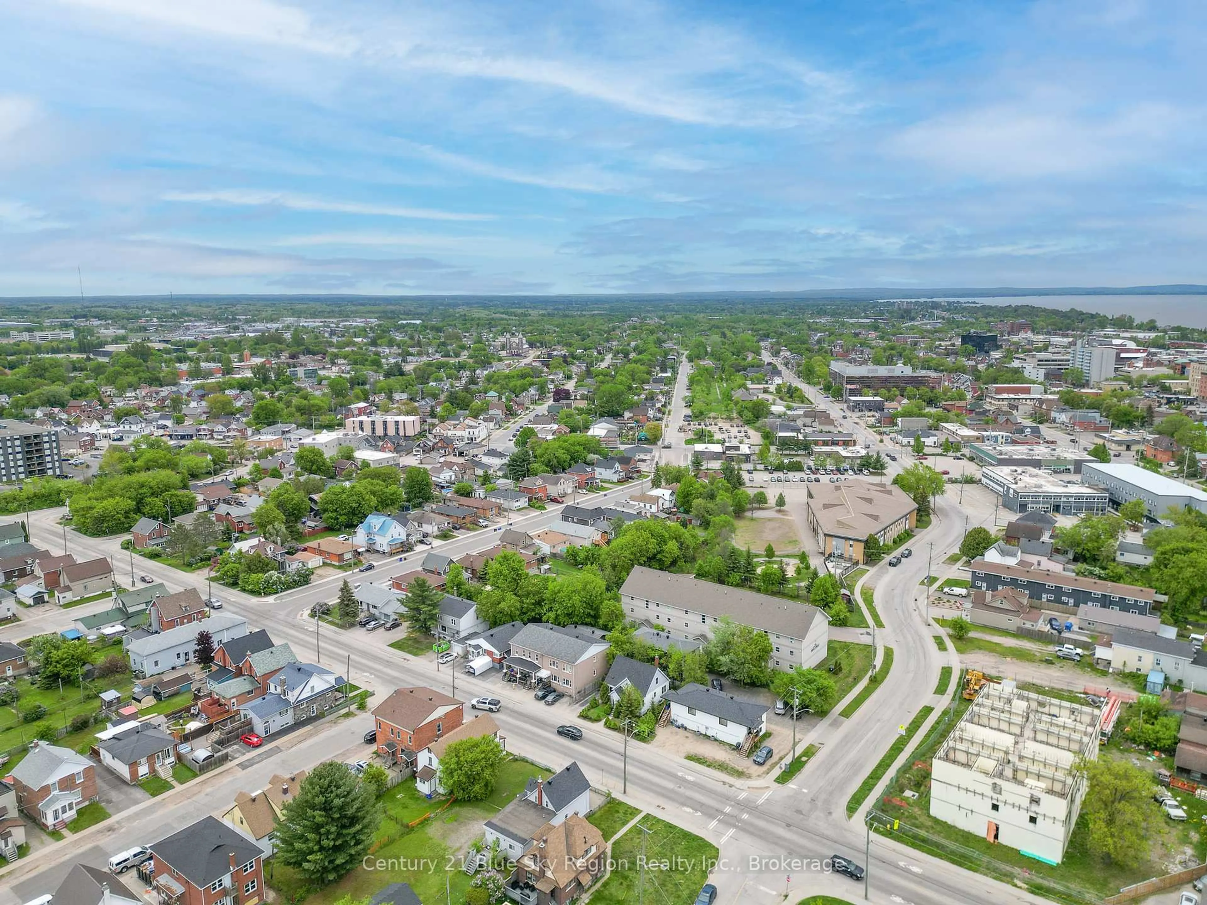 A pic from outside/outdoor area/front of a property/back of a property/a pic from drone, street for 707 Front St, North Bay Ontario P1B 6N4