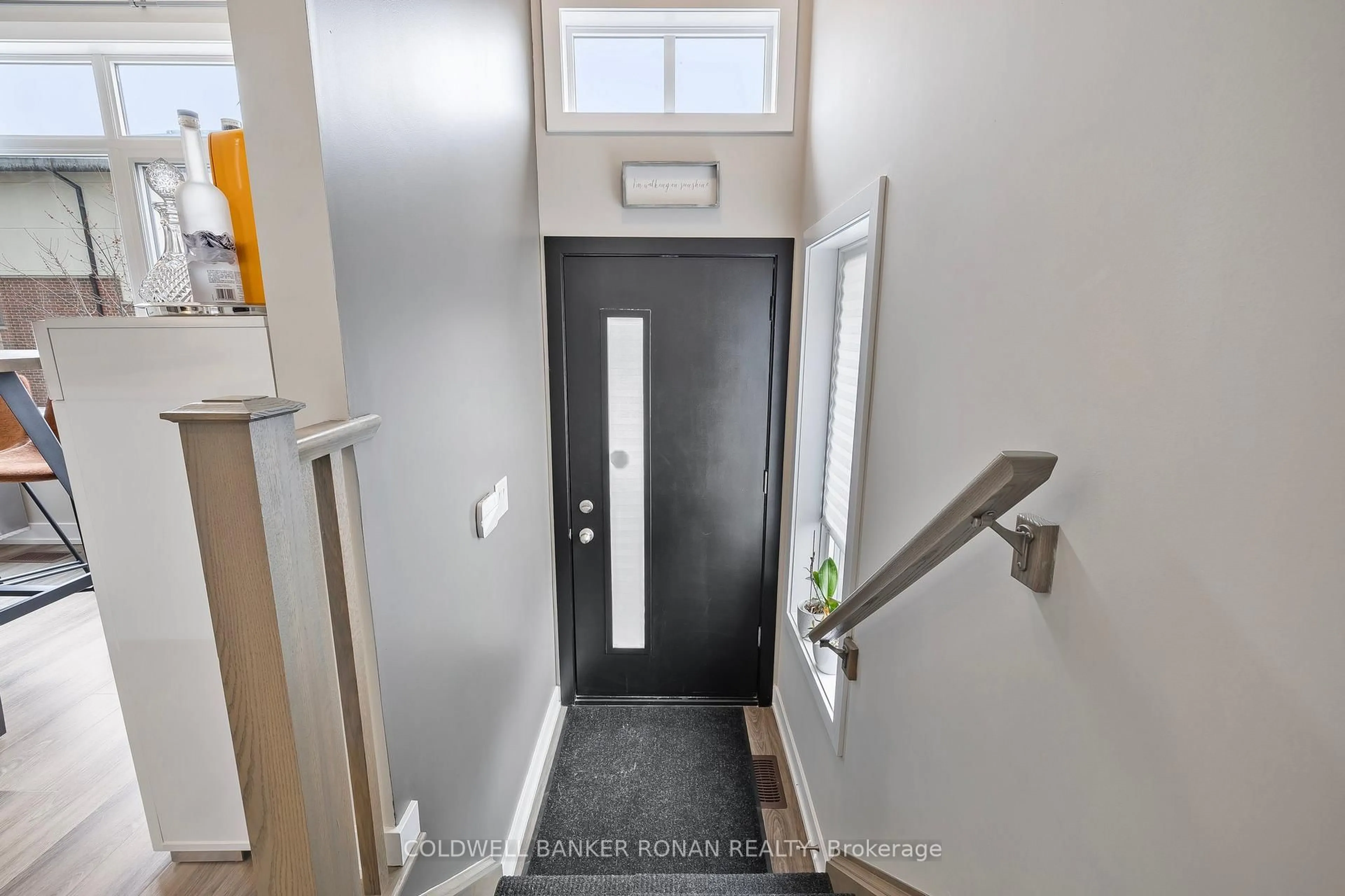 Indoor entryway for 15 Wilings Lane, Hamilton Ontario L9G 0H3