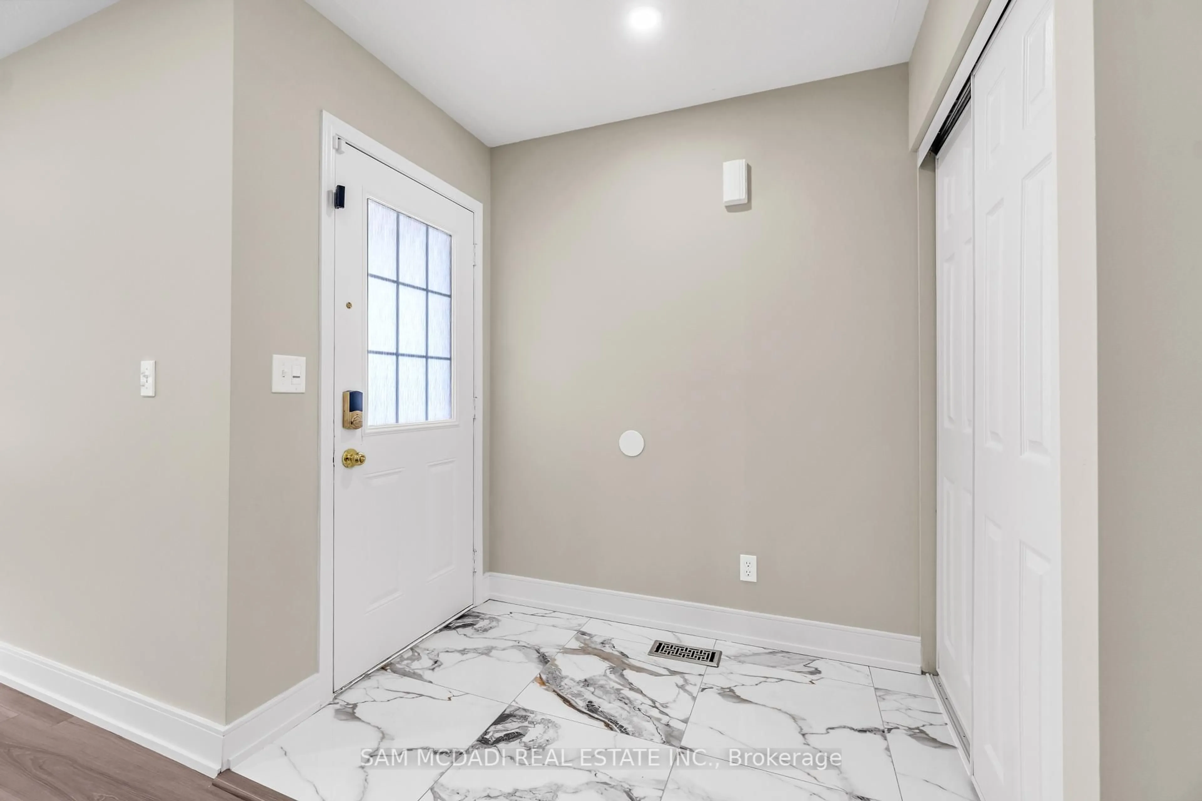 Indoor entryway for 56 Redstart Dr, Cambridge Ontario N1T 2G6