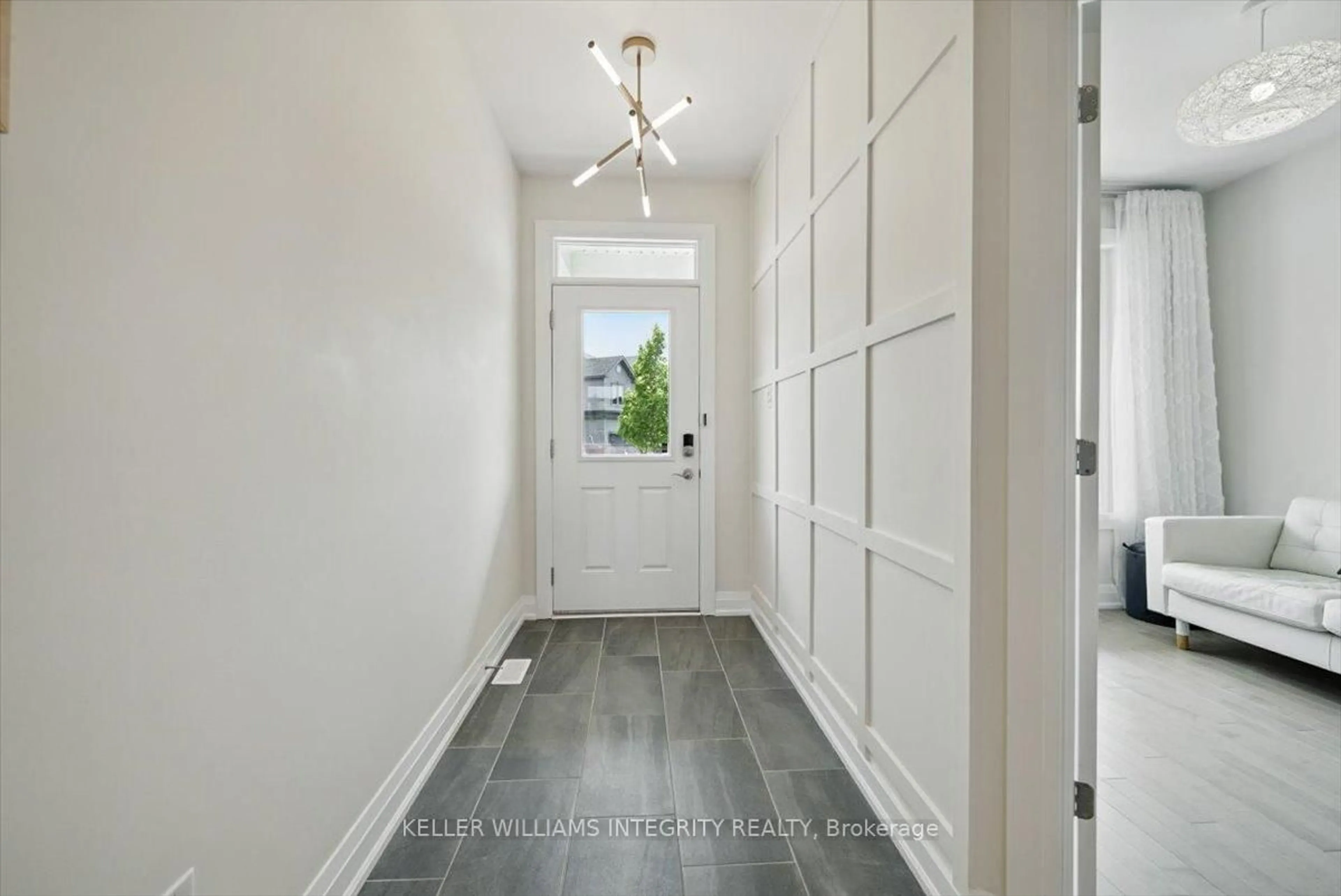 Indoor entryway for 541 Cannes Cres, Orleans Ontario K4A 5J6