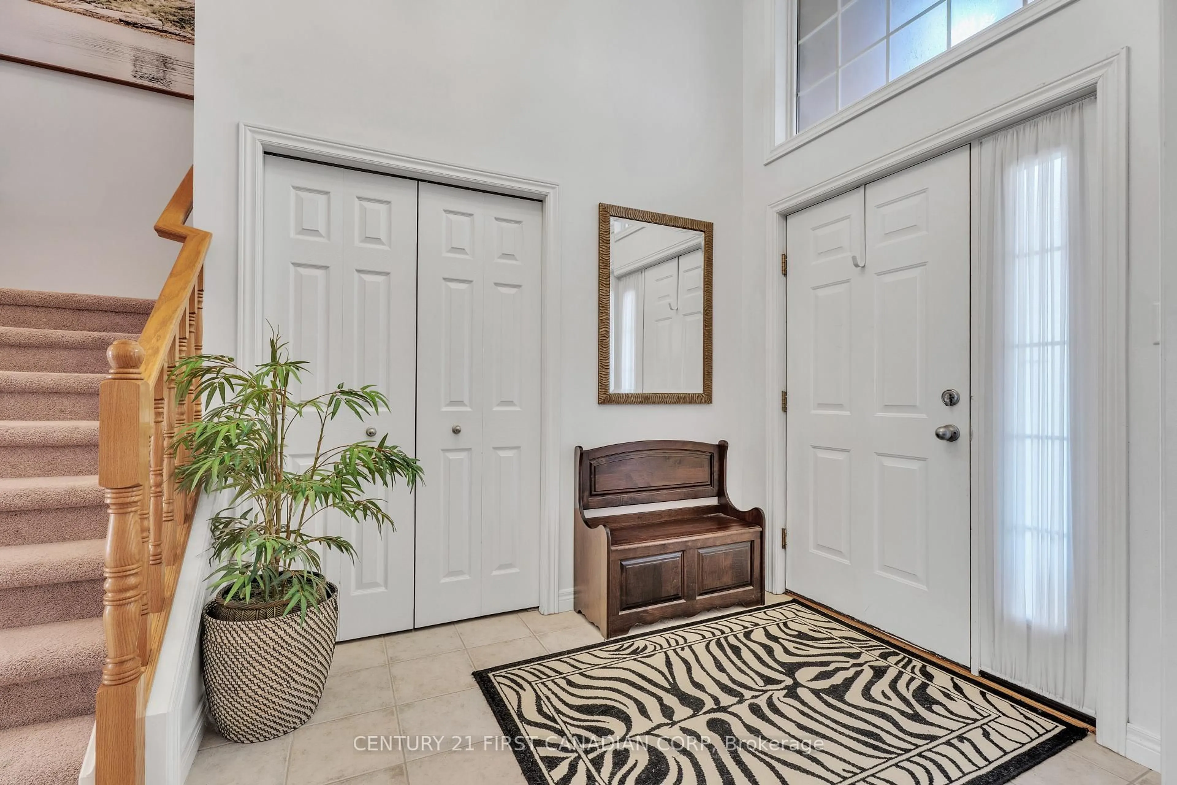 Indoor entryway for 941 Barclay Rd, London South Ontario N6K 4V4