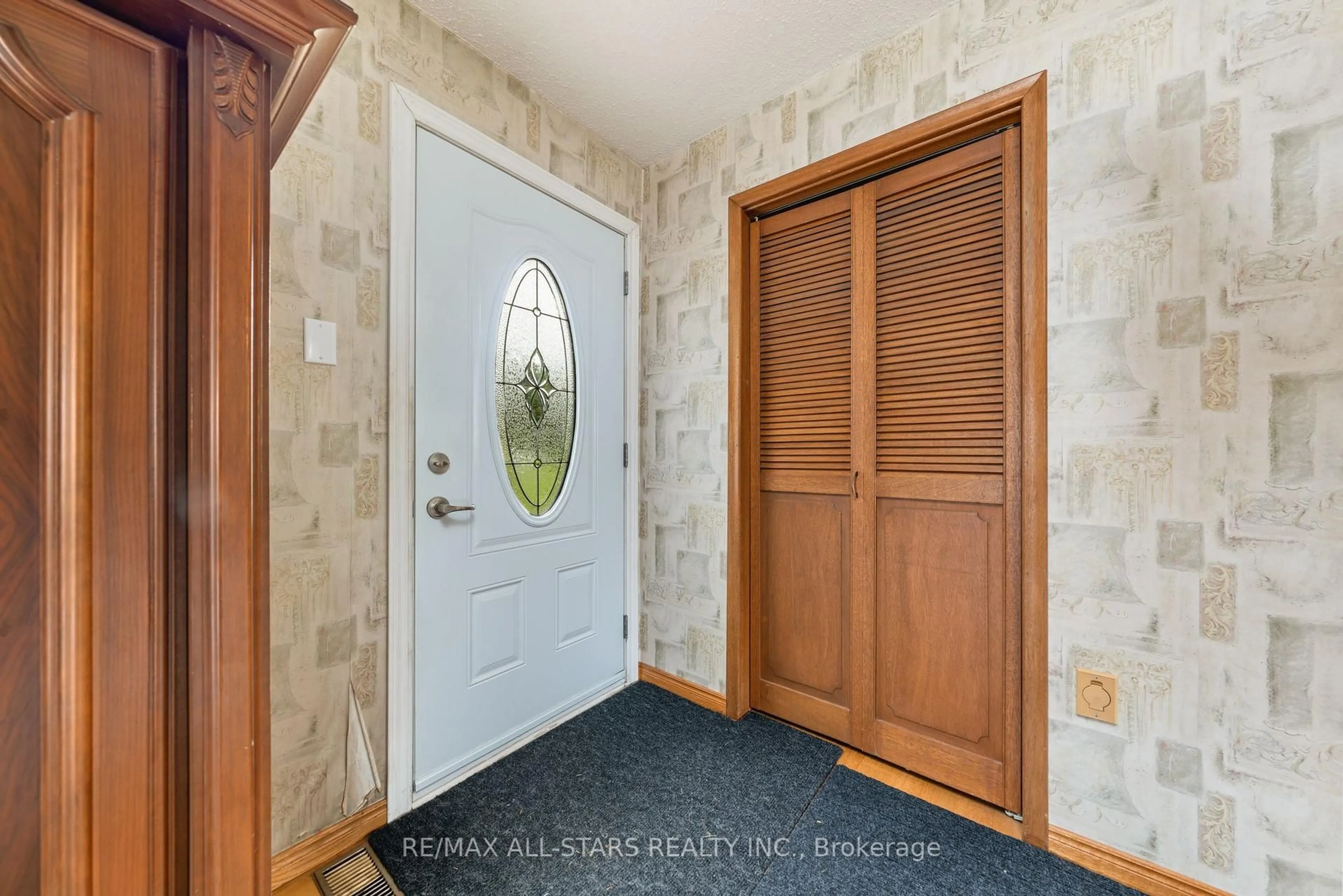Indoor entryway for 39 Newman Rd, Kawartha Lakes Ontario K0M 2C0
