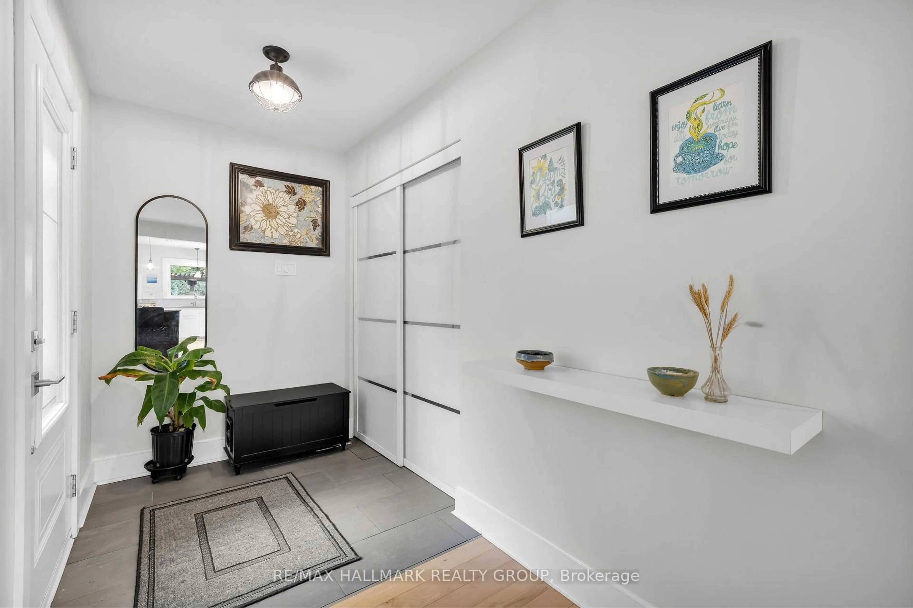 Indoor entryway for 975 Shamir Ave, Ottawa Ontario K1G 2T1