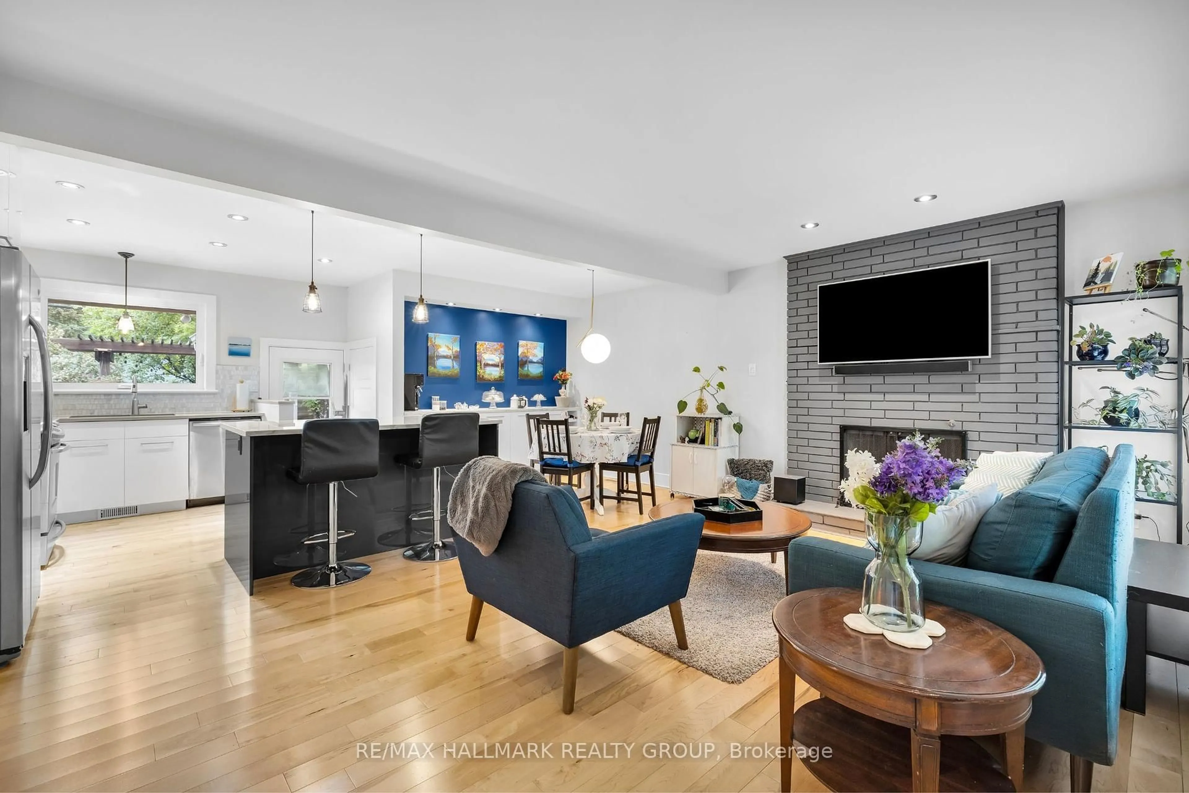 Open concept kitchen, unknown for 975 Shamir Ave, Ottawa Ontario K1G 2T1