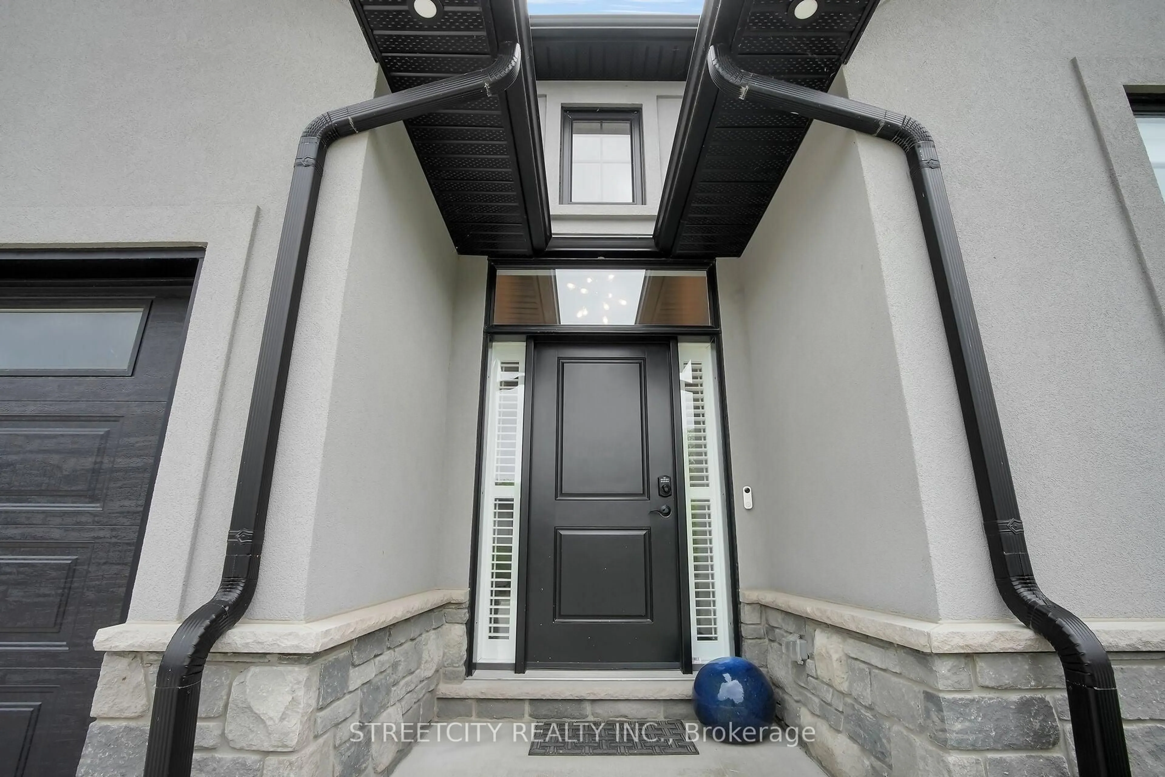 Indoor entryway for 9861 Glendon Dr #126, Middlesex Centre Ontario N0L 1R0